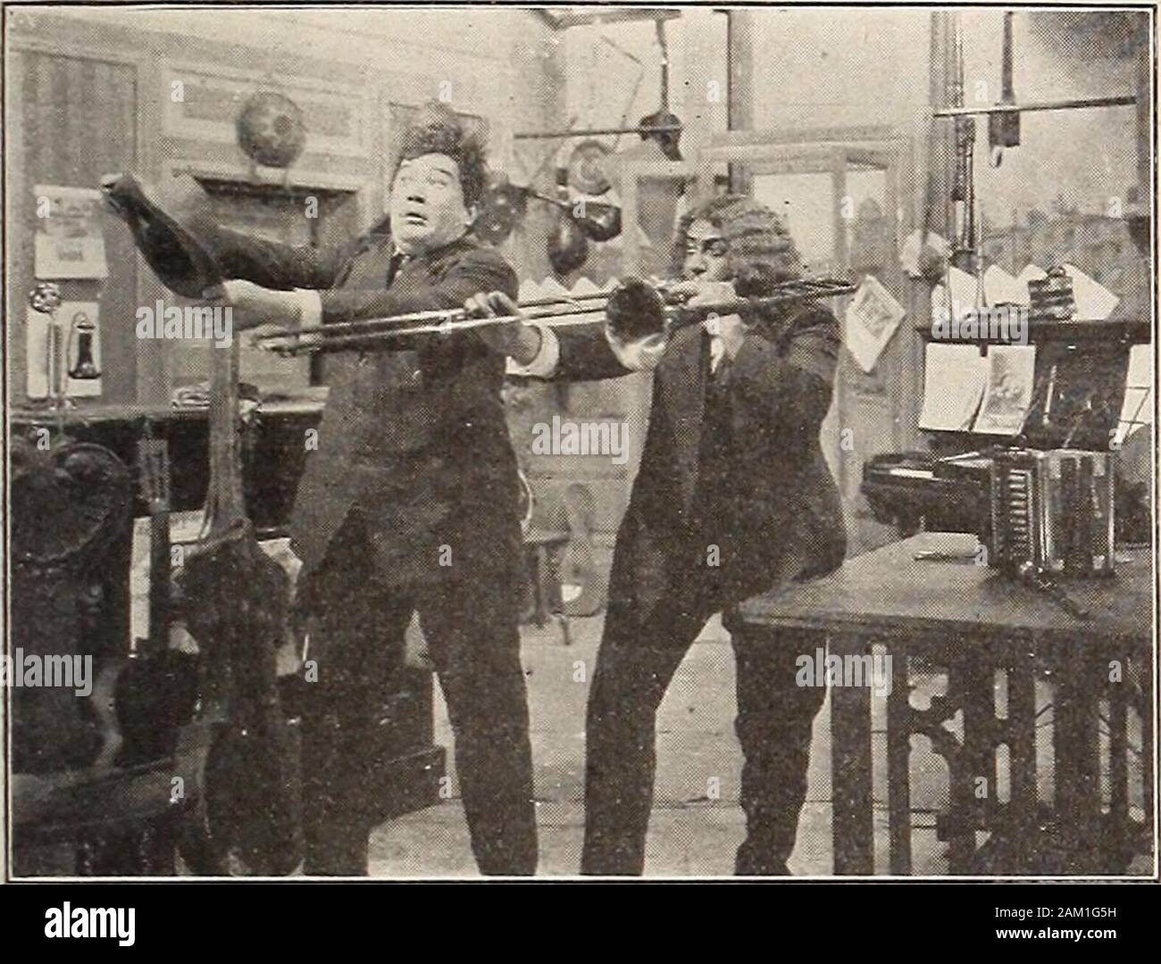 Moving Picture News (1911) . - Aveva un visitatore oltre allo studio altre giorno. Il gentiluomo è stato dimostrato attraverso lo studio,fabbrica, macchina negozio e uffici. Infine è stato preso finoal camera sporgente in cui una prima stampa della sua anima musicale,l'Solax rilascio di Mercoledì, Gennaio 3d, è stata illustrata ai dirigenti e giocatori. Prima di un paio di hun-dred piedi erano esposti i visitatori stato d'animo resembleda gigantesco punto interrogativo. La sua anima Alusical è una commedia in cui un uomo grasso (300libbre) si impegna il delicato compito di wooing uno slittamento di agirl circa un terzo del suo peso. L' uomo grasso ha come Foto Stock