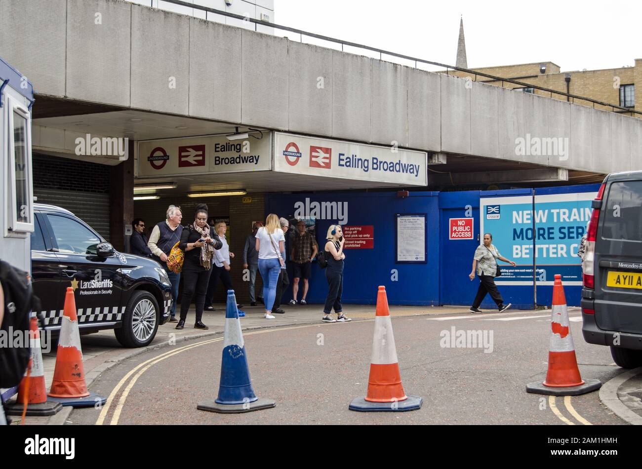 Londra, Regno Unito - 22 giugno 2019: Passeggeri all'ingresso davvero poco attraente della stazione di Ealing Broadway a West London. Sia la linea principale che la metropolitana Foto Stock
