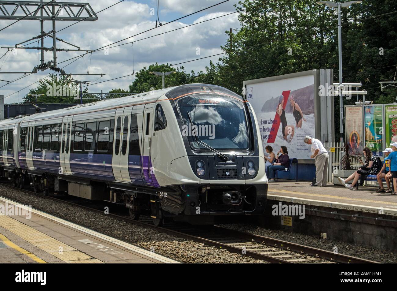 Londra, Regno Unito - 22 giugno 2019: Un trasporto per il treno ferroviario di Londra alla stazione di Ealing Broadway in una giornata estiva soleggiata. Il nuovo servizio viene eseguito da Central Foto Stock