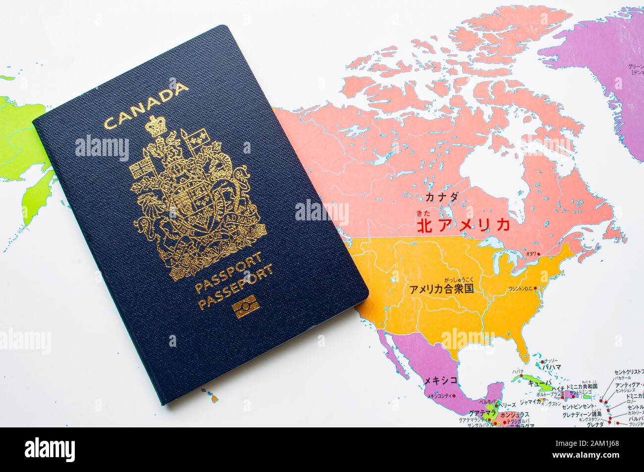 Copertina del passaporto canadese su una mappa sullo sfondo Foto Stock
