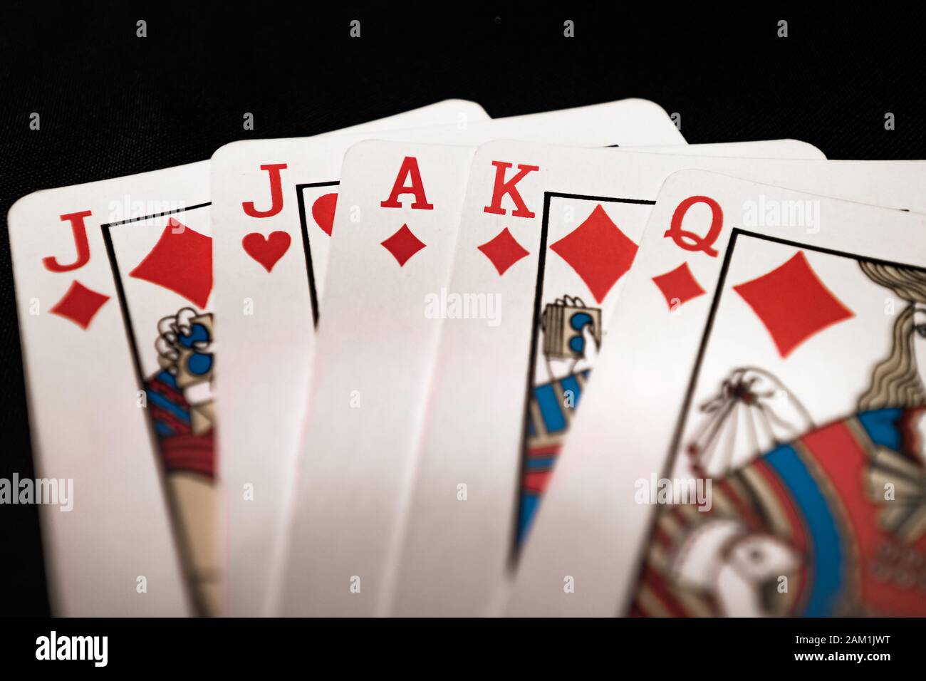 Rosso diamante euchre mano su sfondo nero Foto Stock