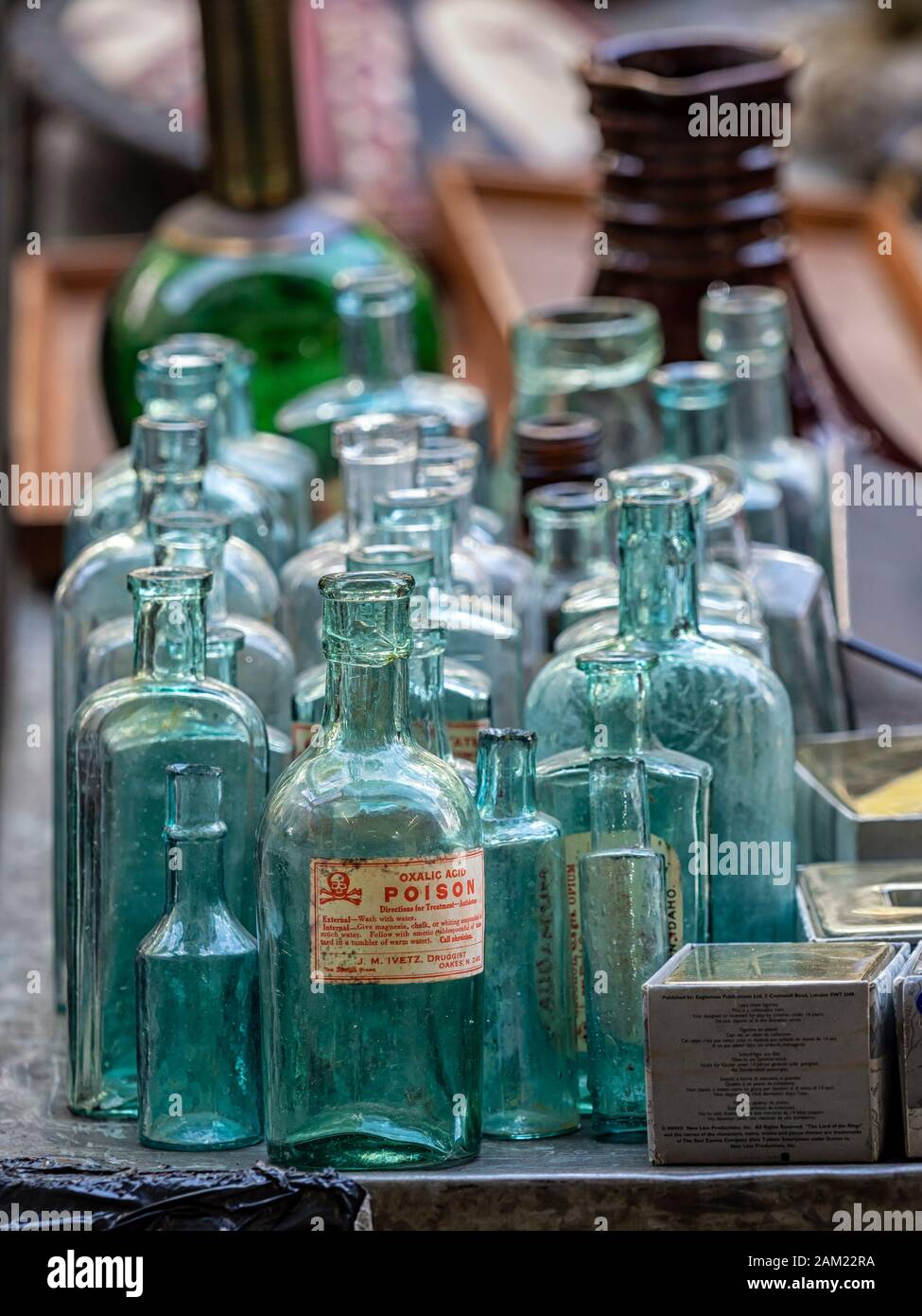 LONDRA, Regno Unito - 06 APRILE 2019: Vecchie bottiglie di vetro sul Bric uno stand di Brac al mercato di Notting Hill con un'etichetta di veleno su uno di loro Foto Stock