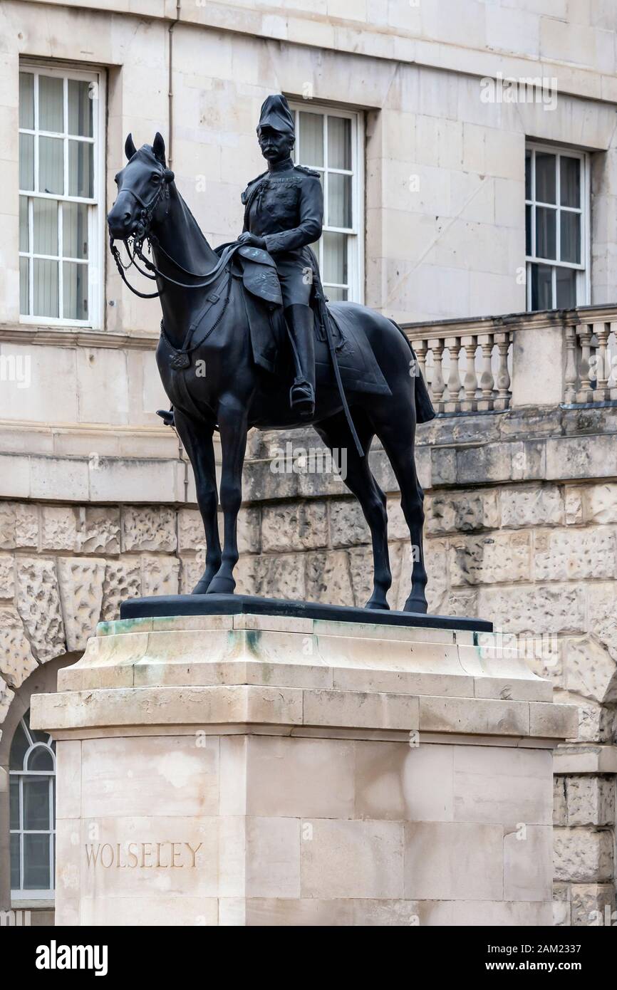 Statua equestre di un montato il visconte Wolseley a Horse Guards Foto Stock