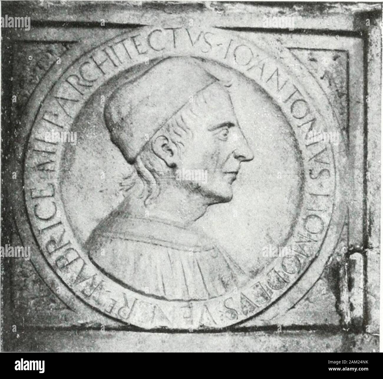 Milano . tello Sforzesco, verosimilmente dovute adAntonio, perchè si sa che a quella facciata si pone mano quando Cristoforo era giàmorto: figlio a causa la figura di Sibille e le scene della creazione delluomo e della donna, M I L A N O 127 •oggi assai guaste, desecuzione rude, coi contorni spezzati eccessivamente, vieni inun abozzo, e con certa spezzatura delle pieghe de panni che le fa apparire edicom charta: particolarità che passò poi allAmadeo. Eppure fra i difetti evidenti de-secuzione ingenua quanta forza di sentimento emana da quelle rozze sculture !Latto del Creatore che dà vita ad Adamo e lo ai Foto Stock