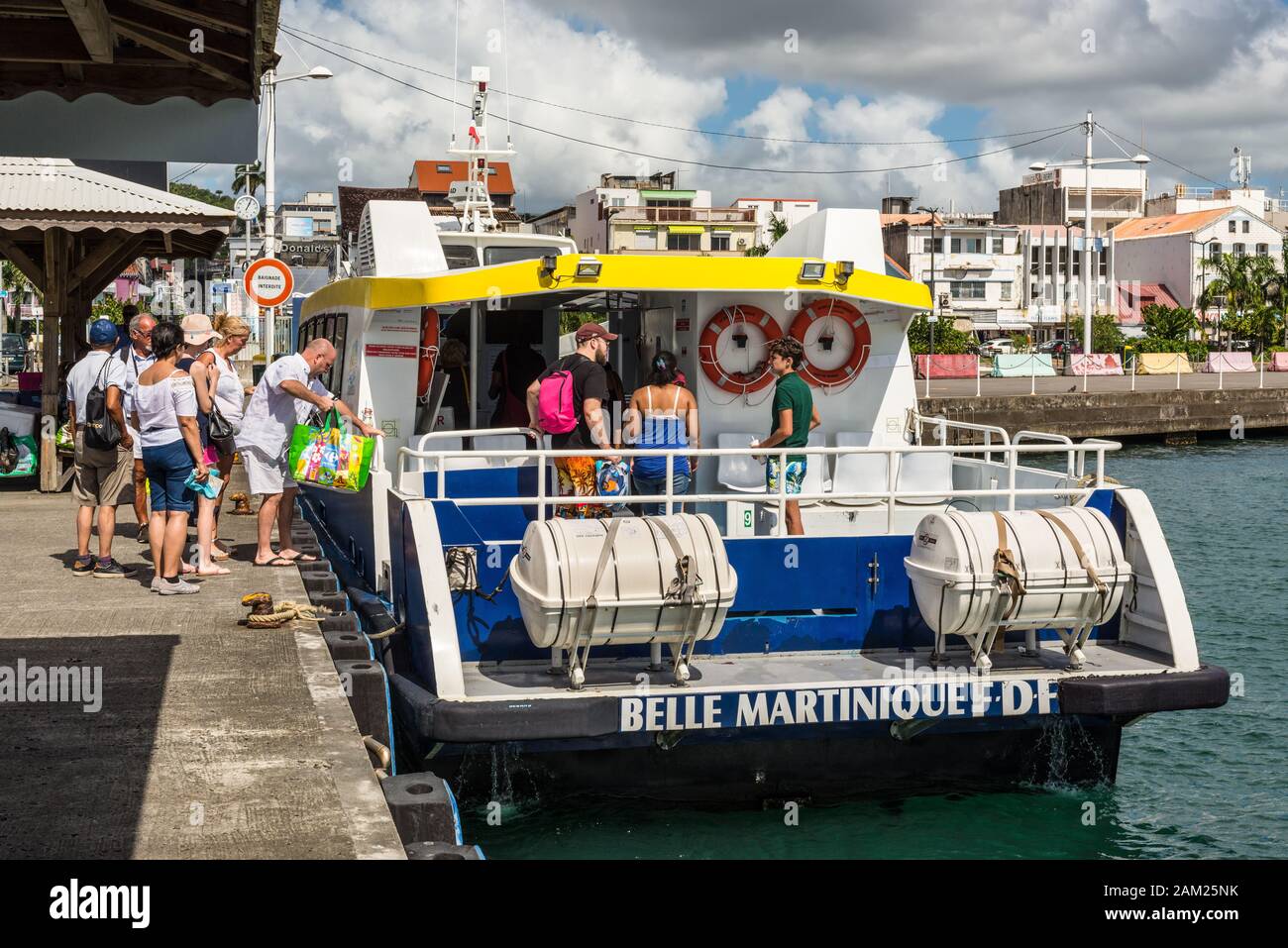 Fort-de-France, Martinica - Dicembre 13, 2018: i turisti a bordo di una imbarcazione turistica Belle Martinica nel porto di Francia Caraibi del dipartimento d'oltremare Foto Stock