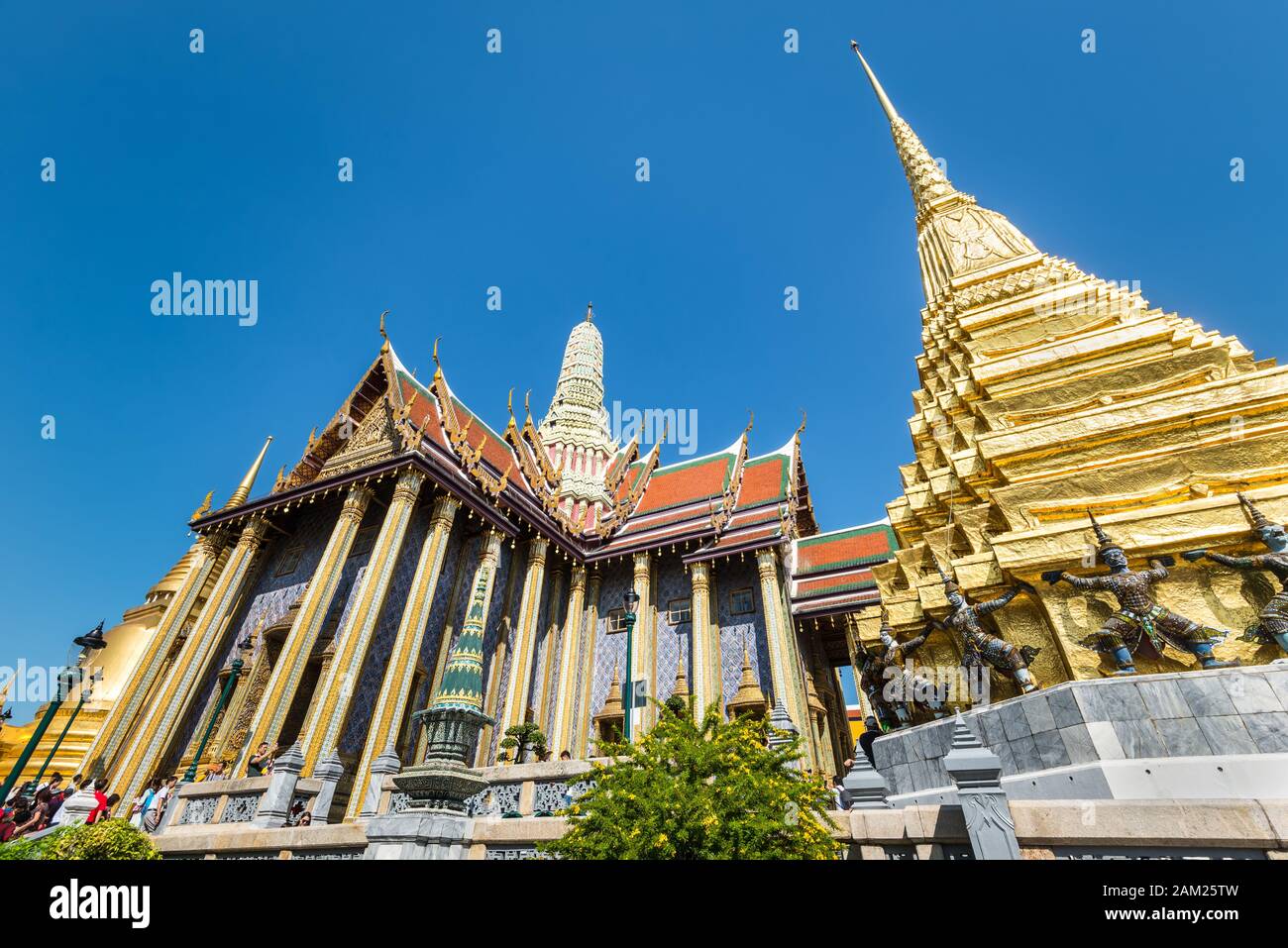 Bangkok, Tailandia - 7 Dicembre 2019: un ampio angolo di visione del Tempio del Buddha di Smeraldo (Wat Phra Kaew). Questo è uno di Bangkok più famoso turiste Foto Stock