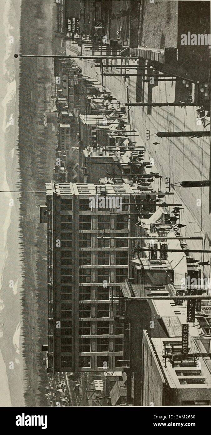 Puget Sound e western Washington; città--città--paesaggio . La città DOCK, EVERETT da questo dock passeggeri prendono piroscafi alla città il suono, e per le piccole città e villaggi uponWhidby e altre isole adiacenti per cui Everett è la commerciale e centro commerciale. CO u &gt; ^% ^ o M-- en Z ^S (/3 ^^ 92 Pugei Suono e Western Washington Foto Stock