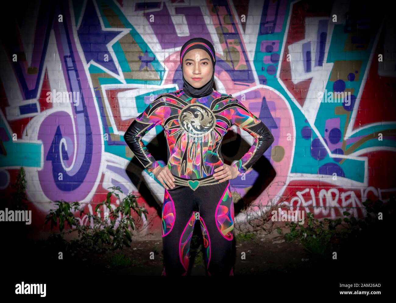 Londra, Regno Unito. 10th gennaio 2020. ‘'Phoenix' Diana, 20, campione malese di wrestling femminile e il primo lottatore professionista hijab-wearing del mondo arriva a Londra prima del suo debutto nel torneo britannico 'Wrestle Queendom 3' a West London. Il campione malese di Wrestlecon ha usato competere in una maschera per evitare di essere riconosciuto. Credito: Guy Corbishley/Alamy Live News Foto Stock