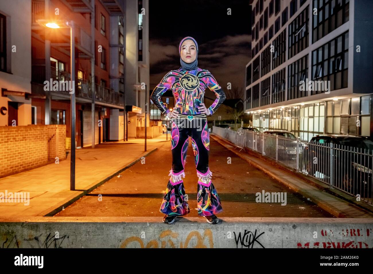 Londra, Regno Unito. 10th gennaio 2020. ‘'Phoenix' Diana, 20, campione malese di wrestling femminile e il primo lottatore professionista hijab-wearing del mondo arriva a Londra prima del suo debutto nel torneo britannico 'Wrestle Queendom 3' a West London. Il campione malese di Wrestlecon ha usato competere in una maschera per evitare di essere riconosciuto. Credito: Guy Corbishley/Alamy Live News Foto Stock