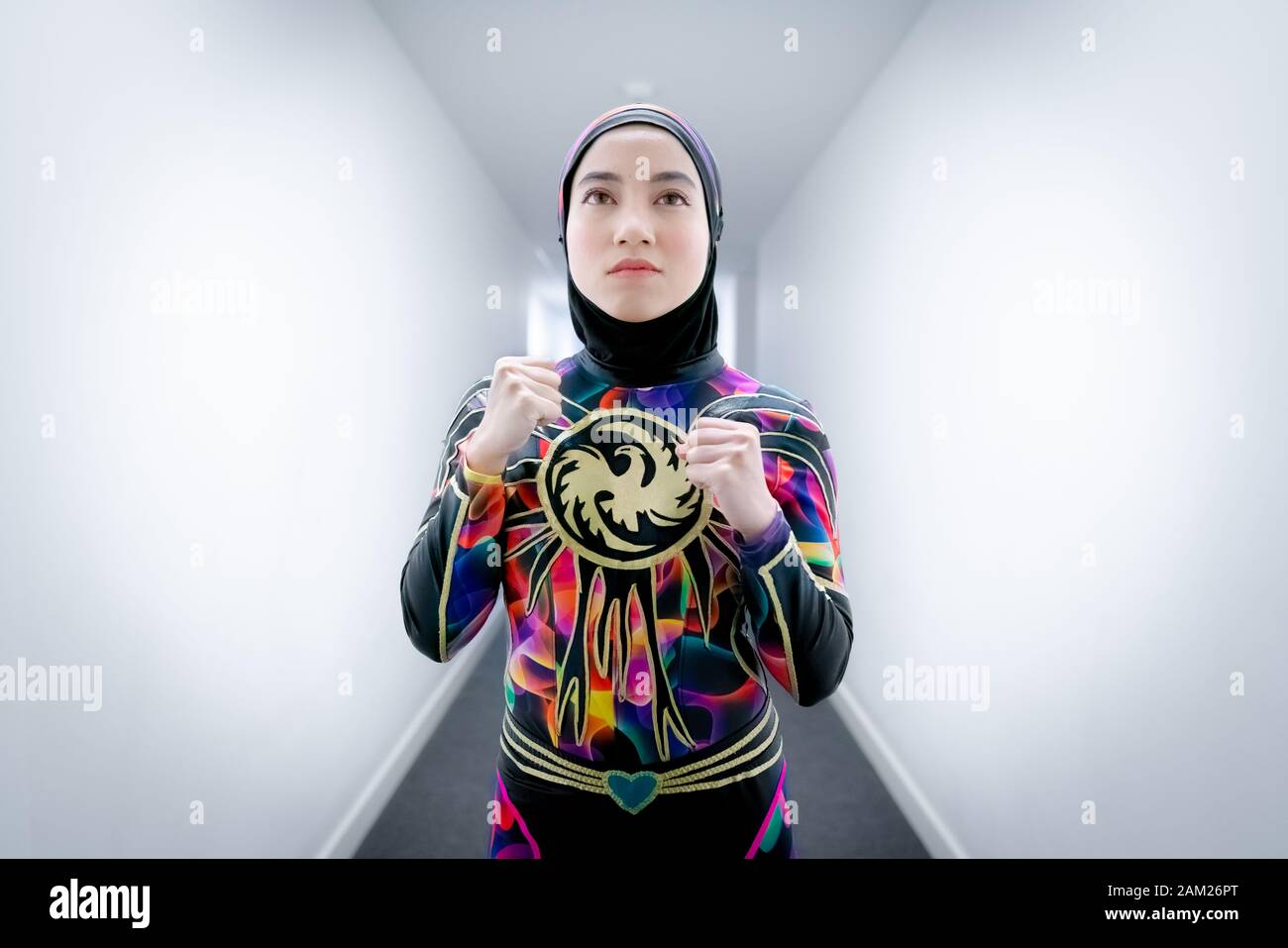 Londra, Regno Unito. 10th gennaio 2020. ‘'Phoenix' Diana, 20, campione malese di wrestling femminile e il primo lottatore professionista hijab-wearing del mondo arriva a Londra prima del suo debutto nel torneo britannico 'Wrestle Queendom 3' a West London. Il campione malese di Wrestlecon ha usato competere in una maschera per evitare di essere riconosciuto. Credito: Guy Corbishley/Alamy Live News Foto Stock