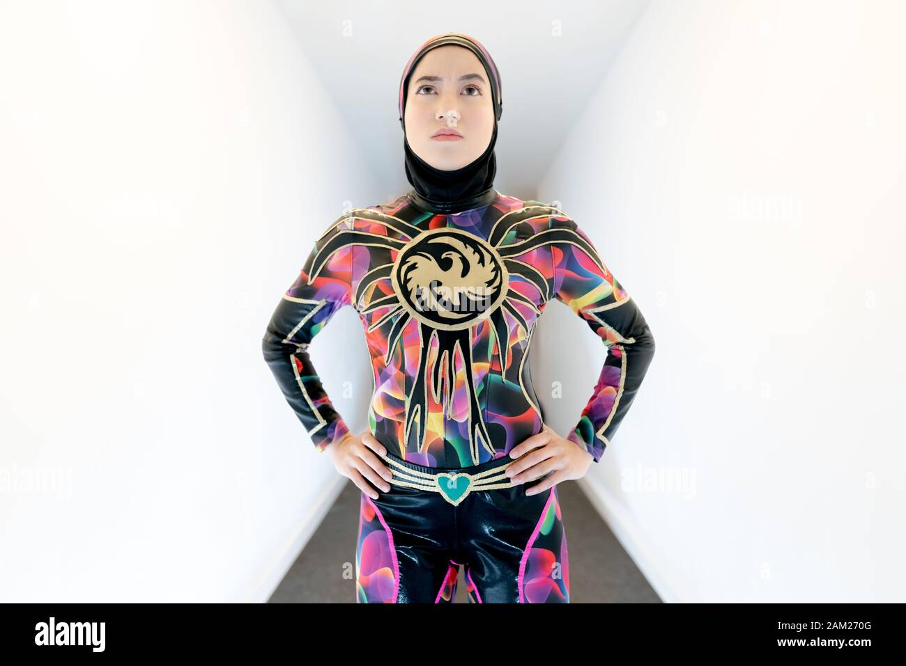 Londra, Regno Unito. 10th gennaio 2020. ‘'Phoenix' Diana, 20, campione malese di wrestling femminile e il primo lottatore professionista hijab-wearing del mondo arriva a Londra prima del suo debutto nel torneo britannico 'Wrestle Queendom 3' a West London. Il campione malese di Wrestlecon ha usato competere in una maschera per evitare di essere riconosciuto. Credito: Guy Corbishley/Alamy Live News Foto Stock