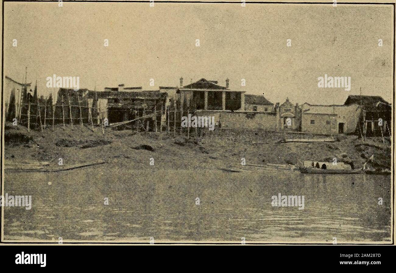 Lettere dal lontano oriente . ing per chiudere un trunk refractorysteamer, pranzo al massimo della sua capacità, da sittingon e tirando a cinghie. Egli ha infine accompa-plished, legato e bloccato; ed egli è stato MajorBurgoyne, M. P., vale la pena il suo milione. Abbiamo raggiunto Hongkong lunedì mattina, gennaio14, e sono stati resi felici vedendo Chamberscome medico a bordo. Egli era venuto da Cantone a purposeto incontro a noi. Abbiamo sospirato con soddisfazione, e sapeva ourtroubles per quanto riguarda il bagaglio, passaporto, permesso alla città leavethe, treni, ecc., erano in corrispondenza di una estremità. Egli avrebbe attendto tutti; e fece, rendendo possibile per noi di lasciare la f Foto Stock