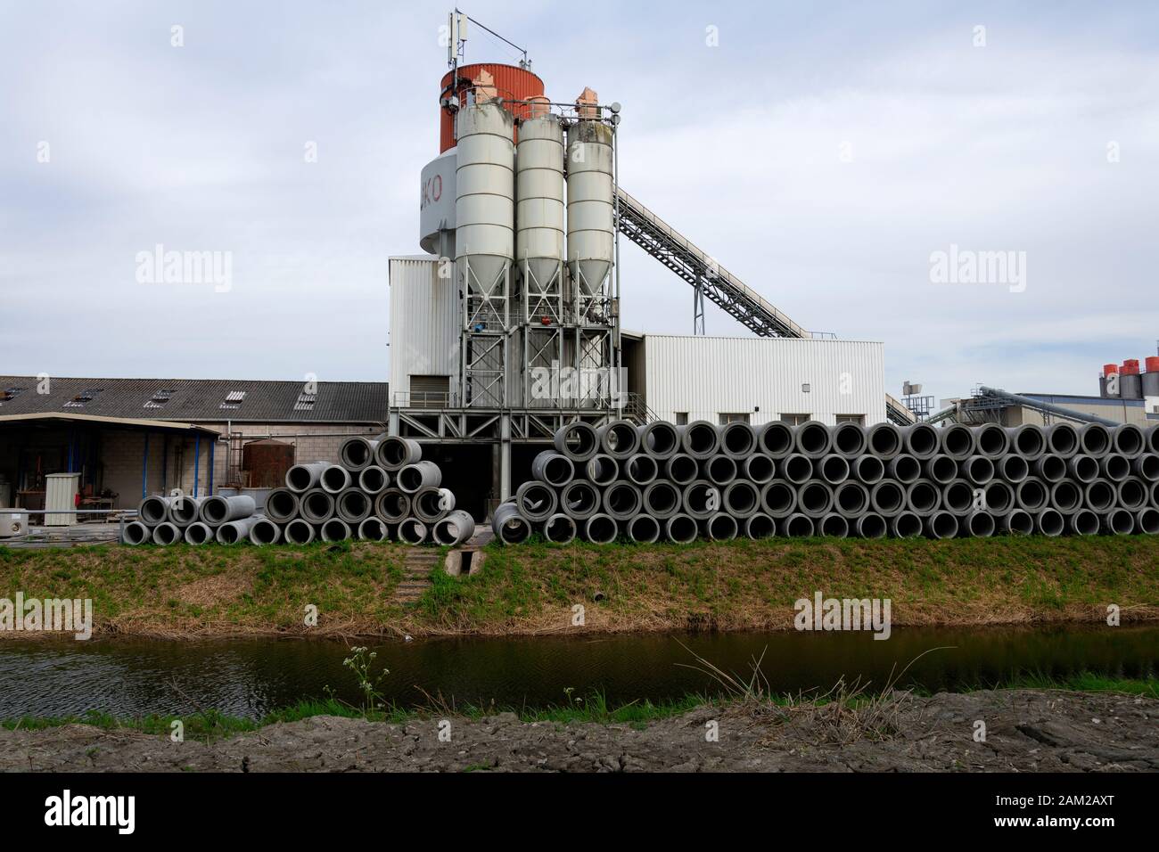Walsoorden, Paesi Bassi, 23 aprile 2019, una fabbrica di calcestruzzo con tubi in primo piano Foto Stock
