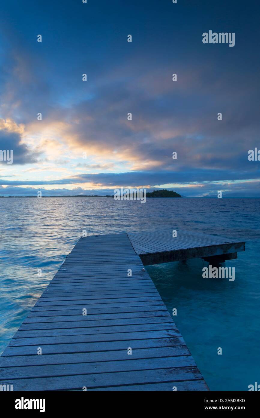 Jetty e Sofitel isola privata all'alba, Bora Bora, Isole della Società, Polinesia Francese Foto Stock