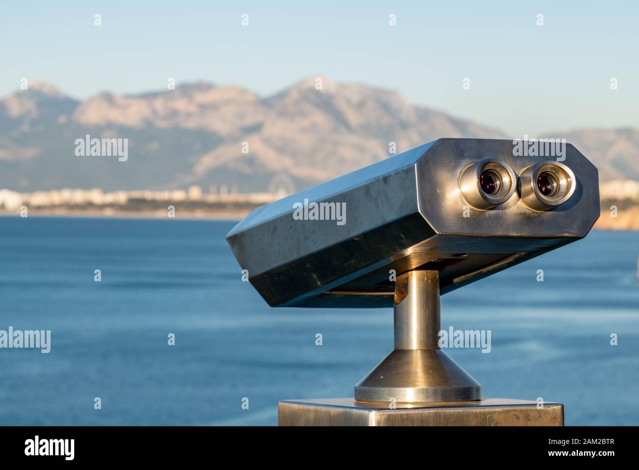 Osservazione fissa binocolo all'alba in una soleggiata giornata invernale ad Antalya in Turchia Foto Stock