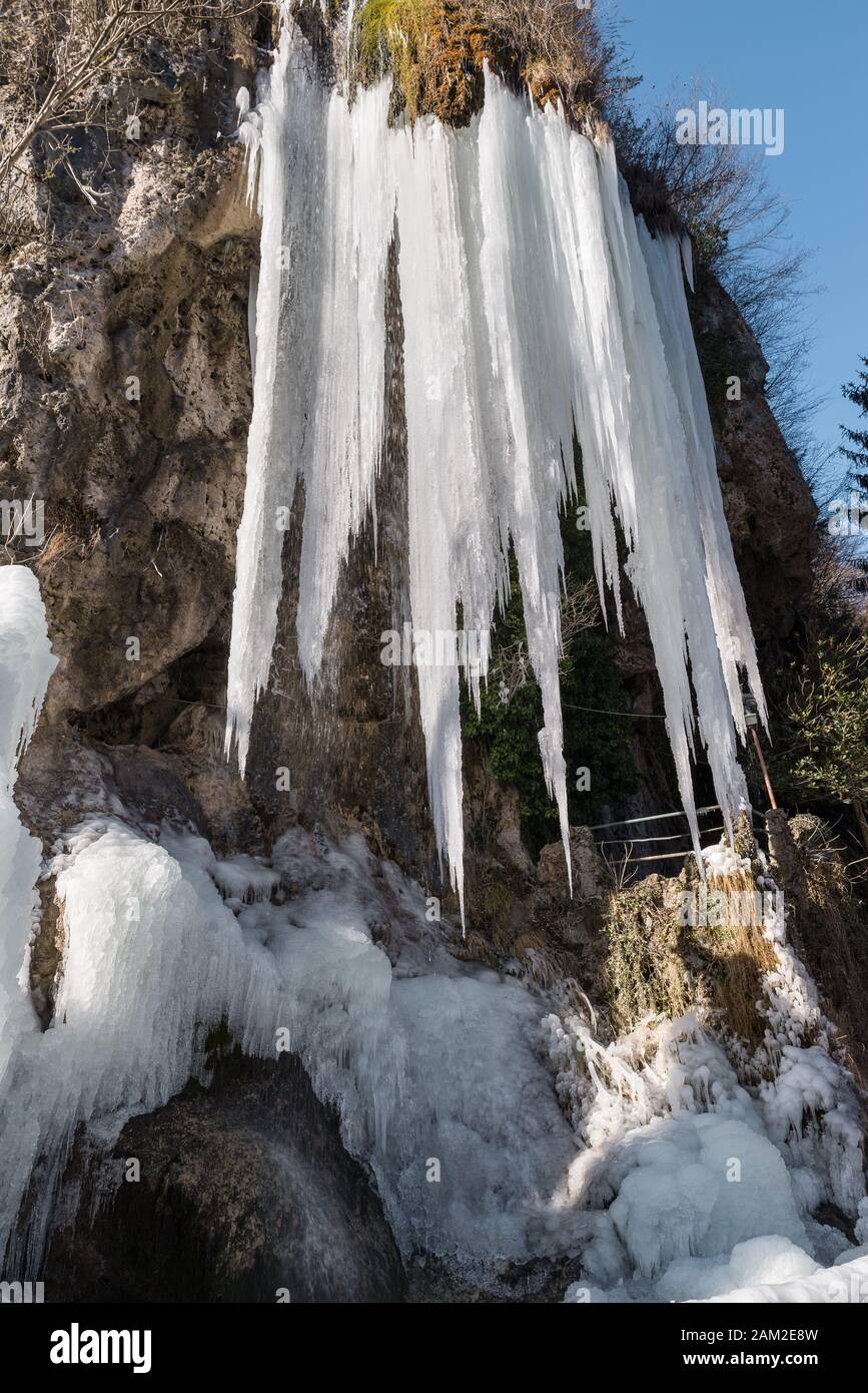 Ghiacciata cascata, paesaggio invernale. Concetto effimero, freddo e invernale. Valganna, Italia settentrionale Foto Stock