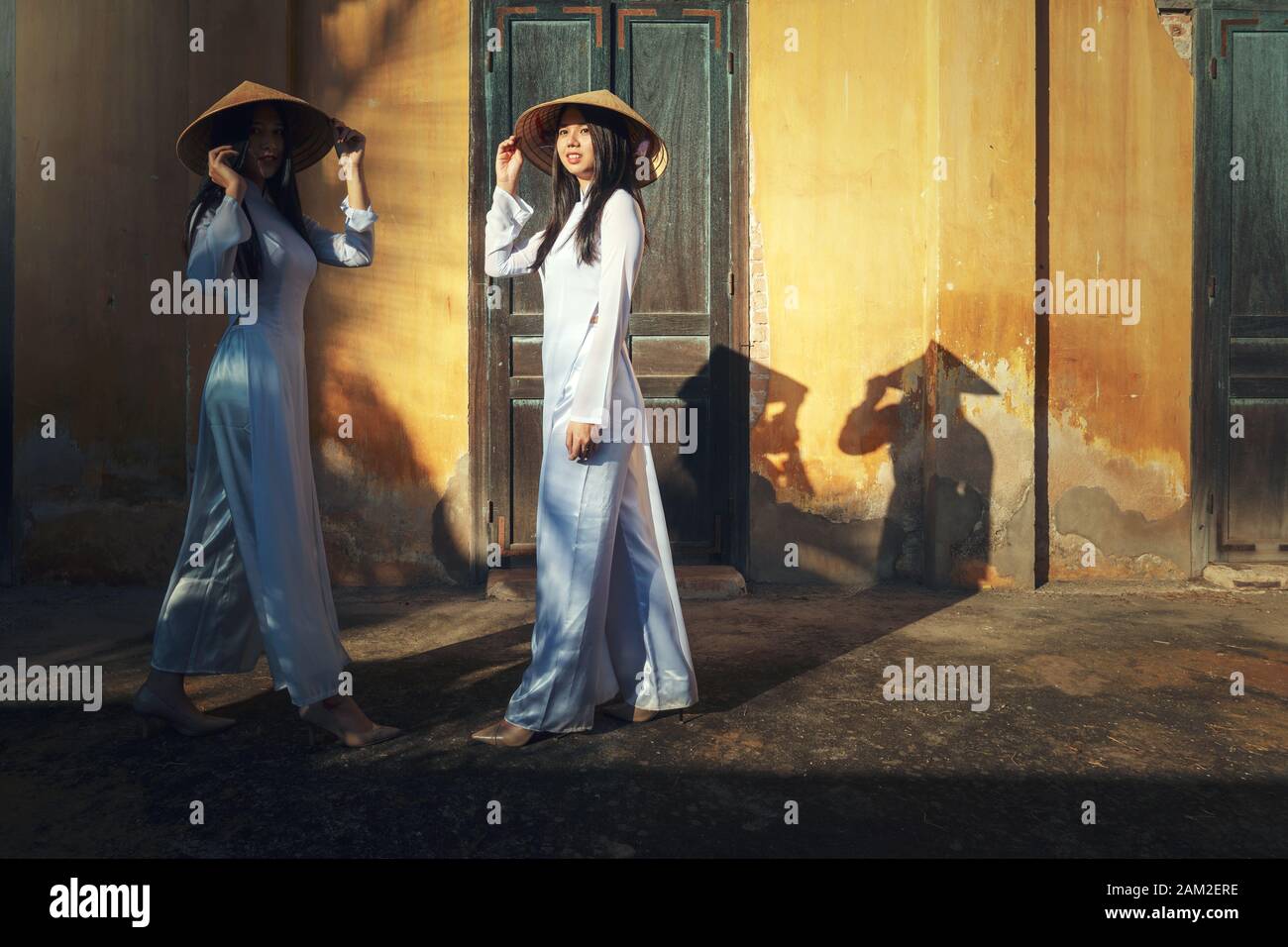 Vietnam donne indossando Ao dai vietnamita abito tradizionale nella casa antica Foto Stock