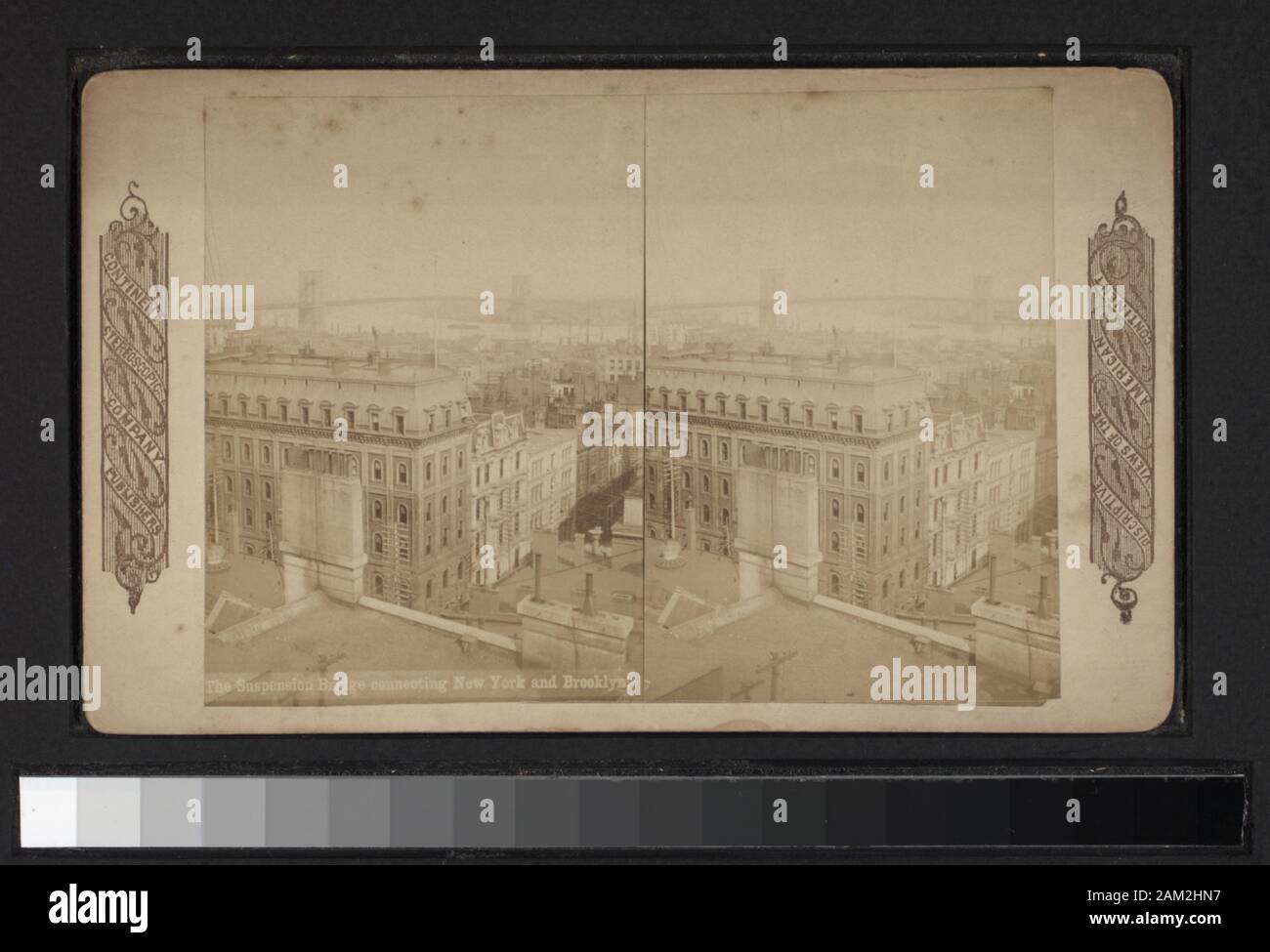 La sospensione ponte di collegamento di New York e Brooklyn include viste da B. W. Kilburn, Keystone Visualizza Co., Underwood & Underwood e altri fotografi ed editori. Robert Dennis raccolta di vista stereoscopica. Titolo ideato da cataloger. Vista del Ponte di Brooklyn Bridge: costruzione opinioni tra cui vista del N.Y. Cassettone con rivestimento di ferro e gli alberi in luogo e altre viste di torri, cavi ecc.; viste generali forma il porto e la rive, vedute del lungomare, compresi i servizi di polizia pattuglia, linee ferroviarie e street cars, strade poderali; viste della zona intorno si avvicina, spedizione, traghetti.; la su Foto Stock