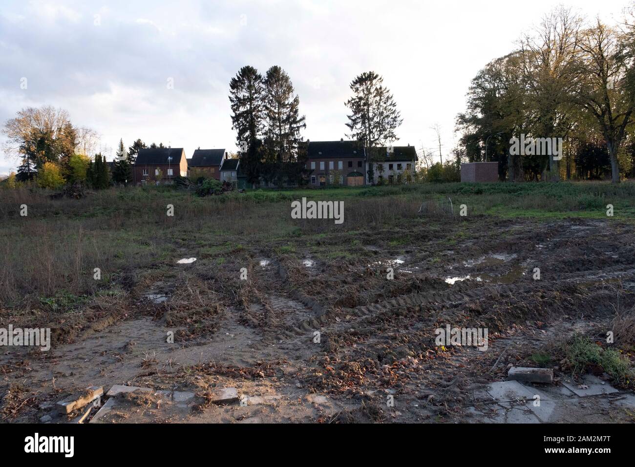 Campo fangoso di fronte alle case abbandonate nella città mineraria di Immerath, Germania Foto Stock