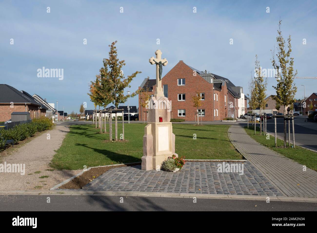 Scultura cristiana in spazi verdi nella nuova città, Borschemich Neu, Germania Foto Stock