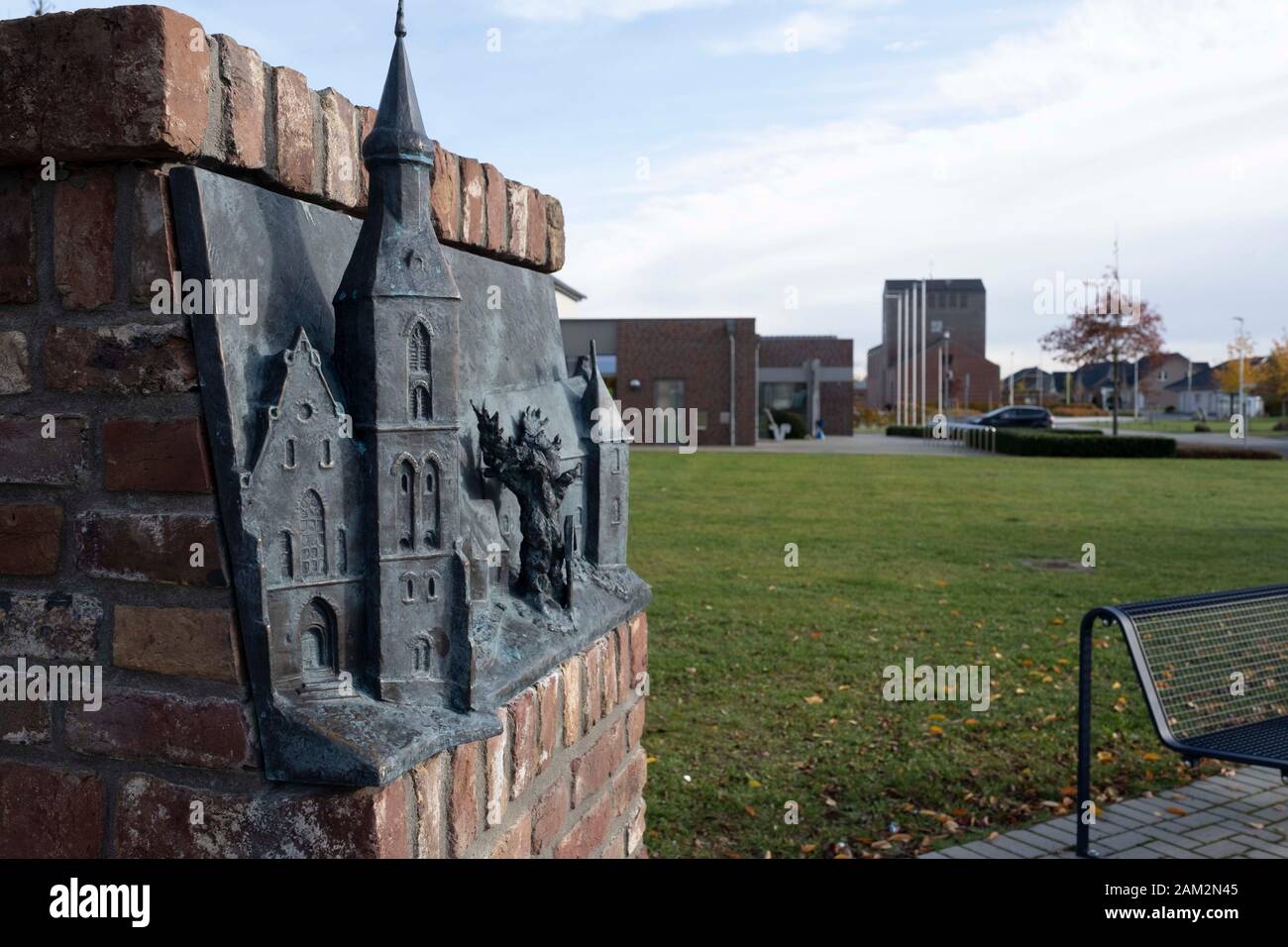Scultura cristiana della chiesa in spazi verdi nella nuova città, Borschemich Neu, Germania Foto Stock