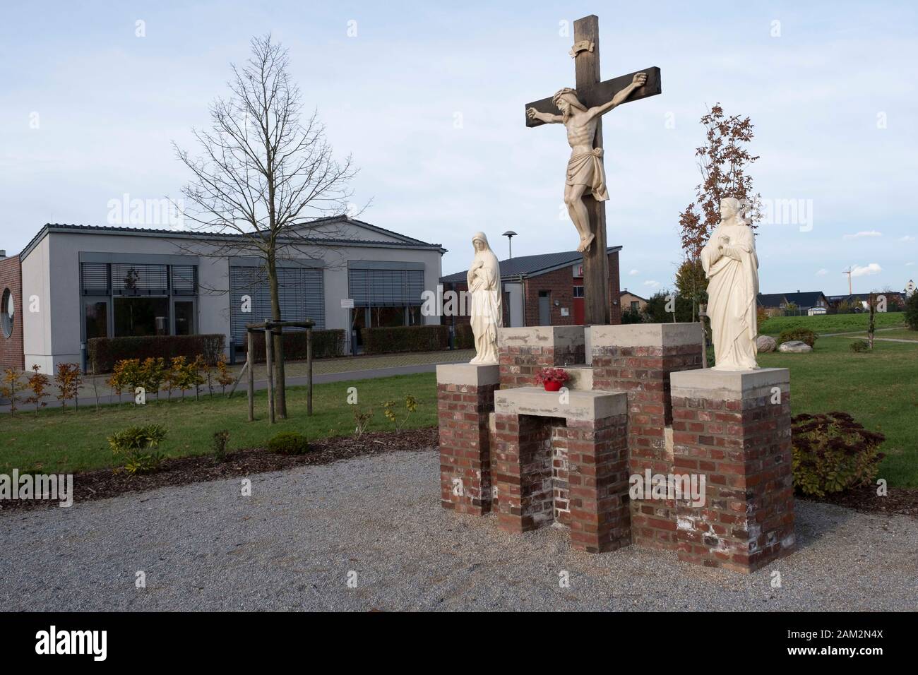 Scultura cristiana in spazi verdi nella nuova città, Borschemich Neu, Germania Foto Stock