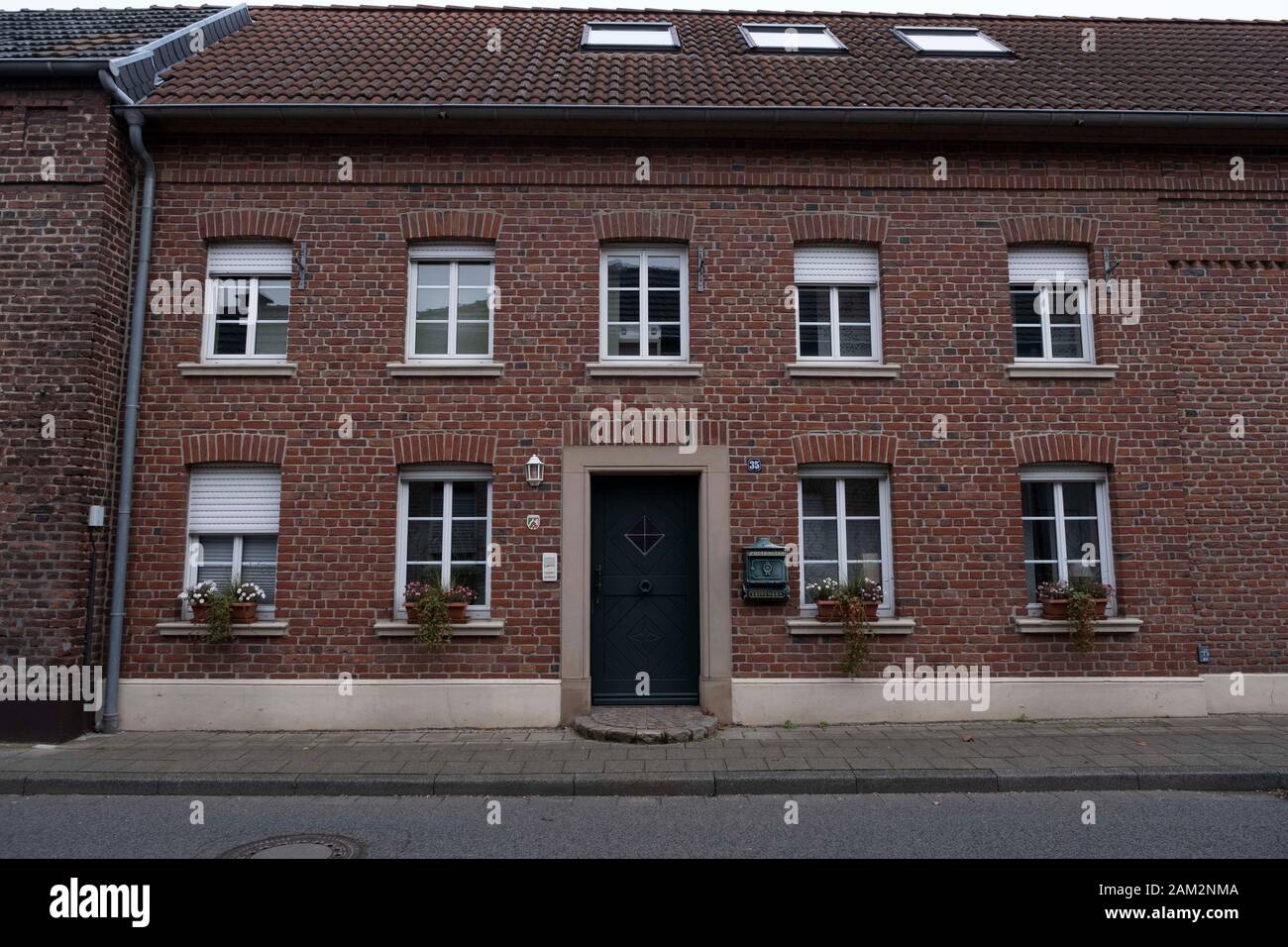 Facciata della casa in città in fase di eliminazione per l'estrazione del carbone, Keyenberg, Germania Foto Stock