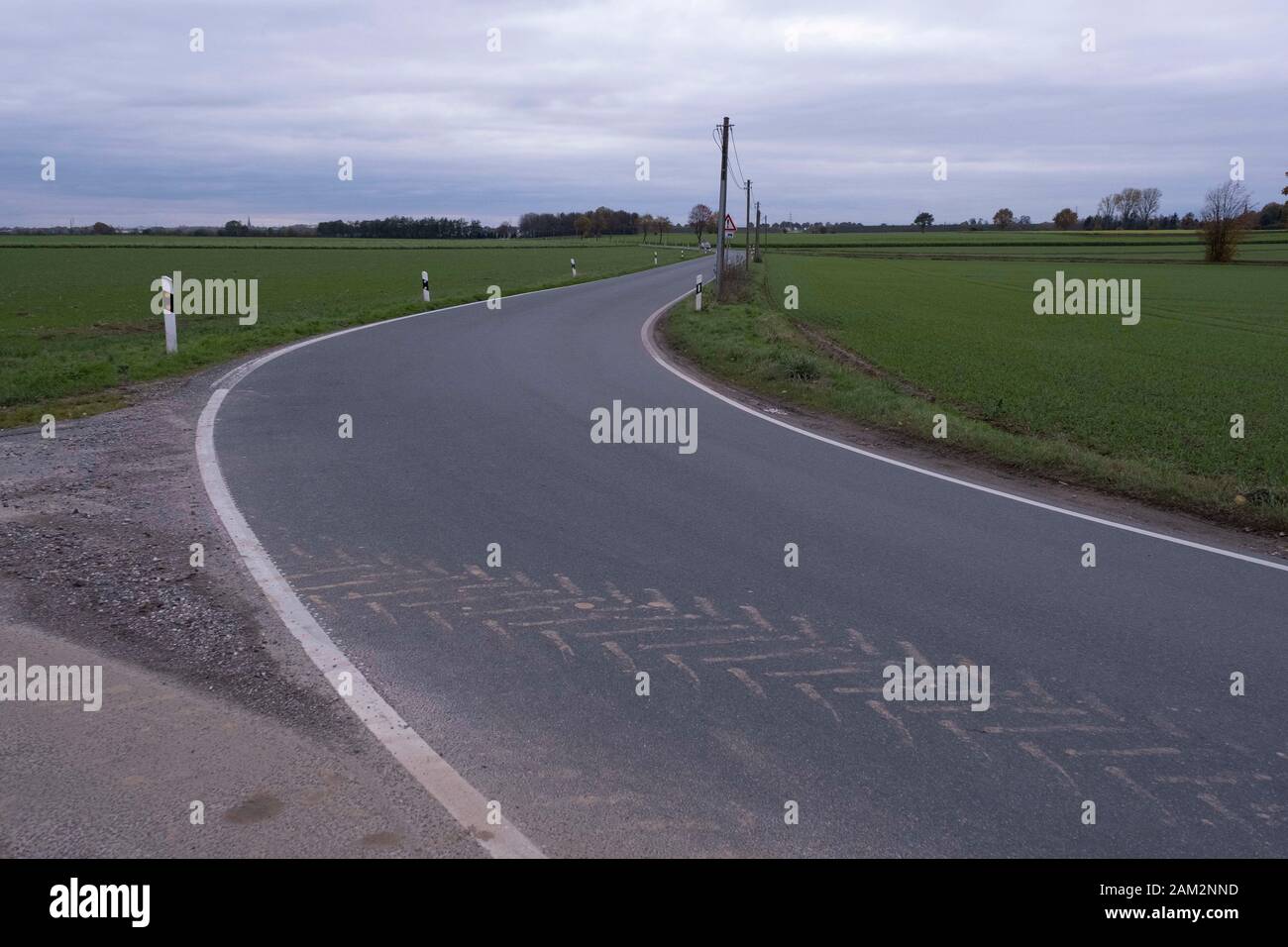 La ruota motrice segna una strada tranquilla in campagna, Keyenberg, Germania Foto Stock