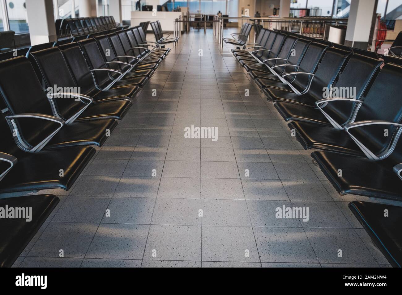 posti a sedere vuoti nella sala d'attesa dell'aeroporto Foto Stock