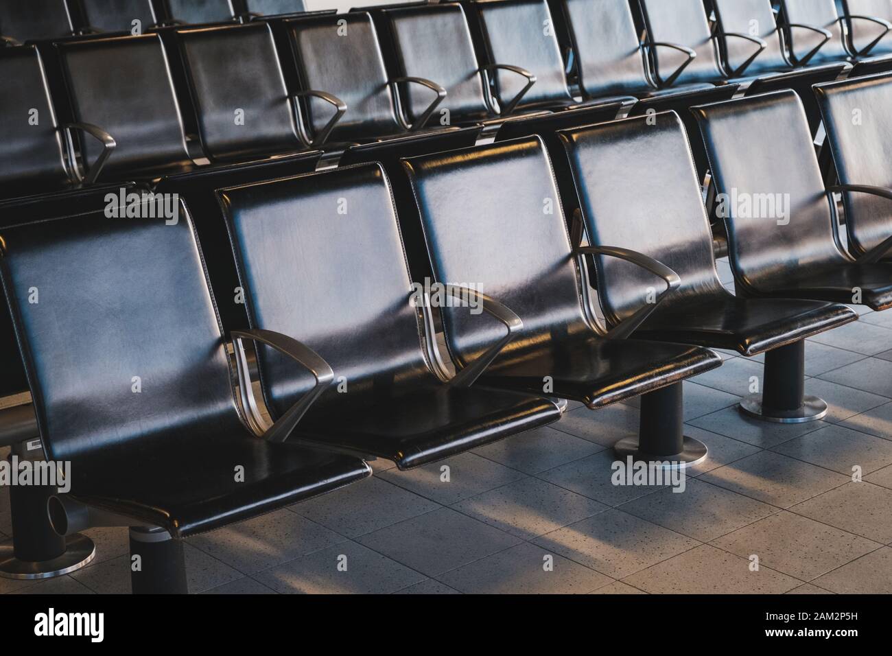 posti a sedere vuoti nella sala d'attesa dell'aeroporto Foto Stock