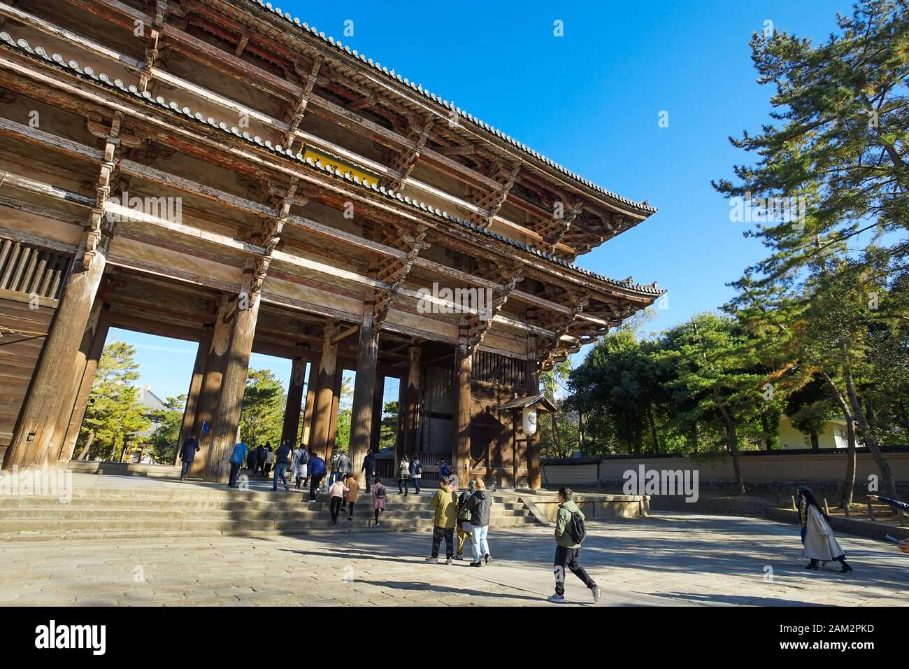 Nara, Giappone - 16 dicembre 2019 : la grande porta di legno del Tempio Todaiji, questa è la più famosa destinazione di viaggio della città di Nara nella zona di Kansai Foto Stock
