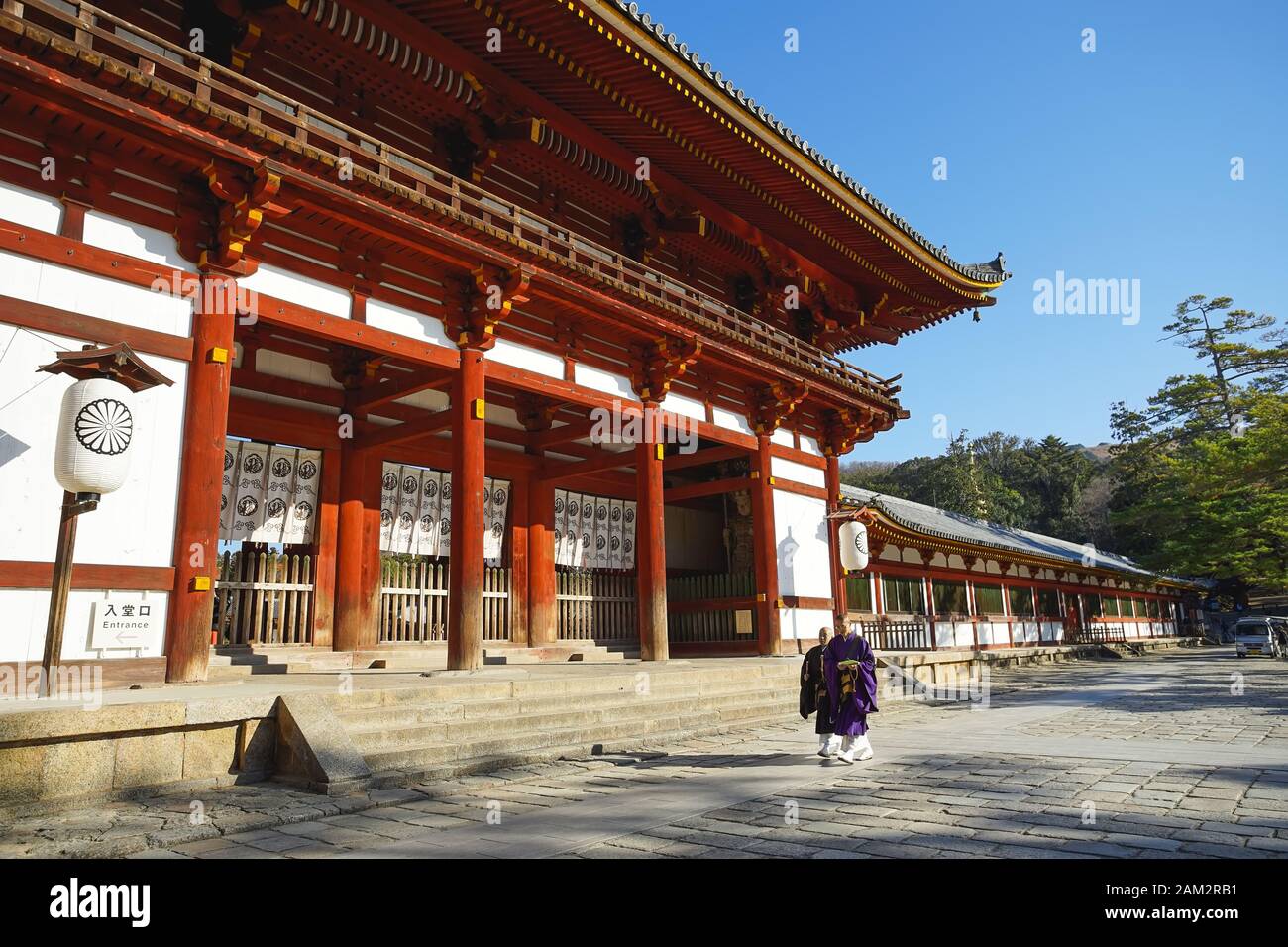 Nara, Giappone - 16 dicembre 2019 : i monaci giapponesi passano la seconda porta di legno del Tempio Todaiji, questa è la destinazione di viaggio più famosa Foto Stock