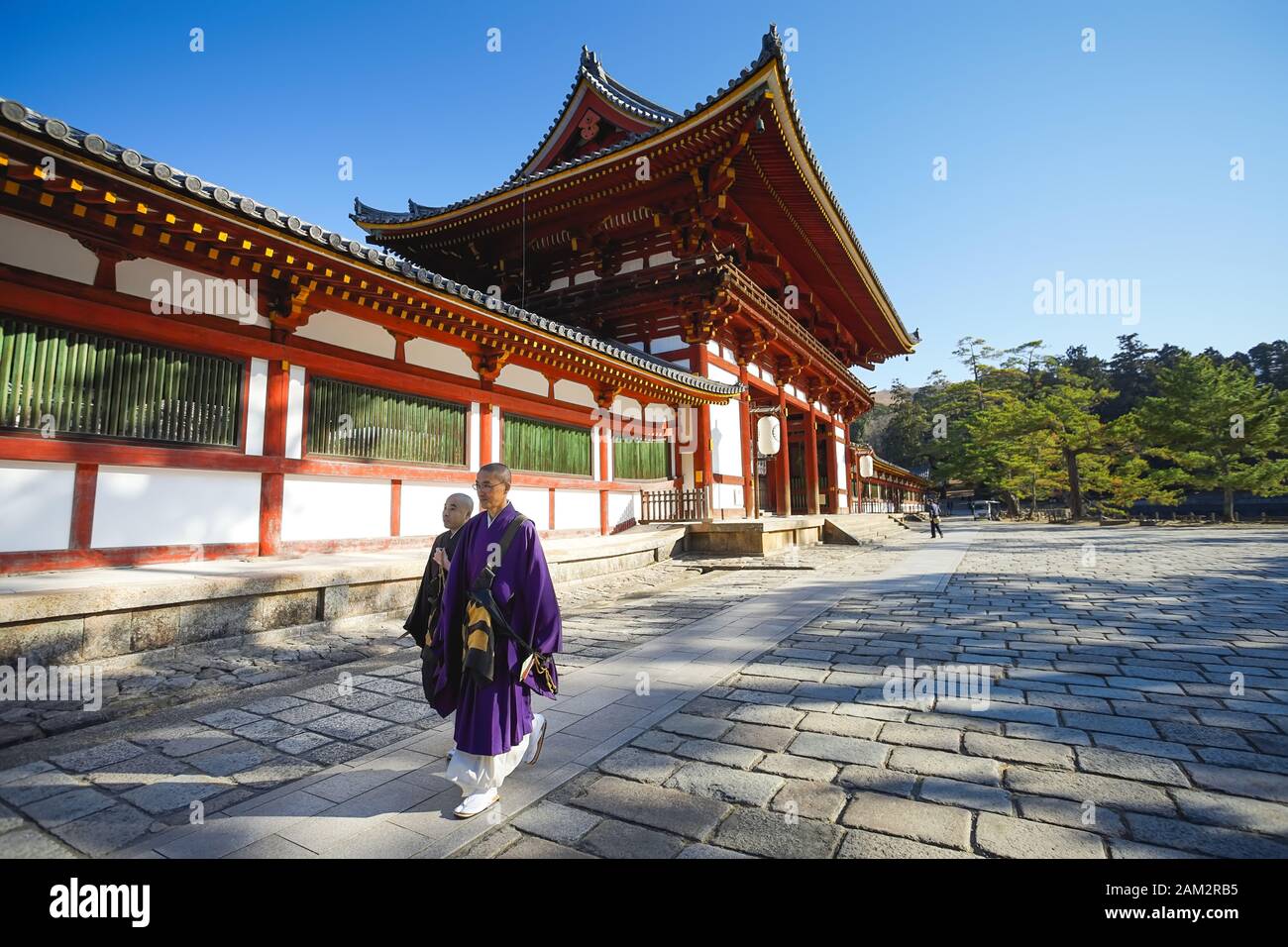 Nara, Giappone - 16 dicembre 2019 : i monaci giapponesi passano la seconda porta di legno del Tempio Todaiji, questa è la destinazione di viaggio più famosa Foto Stock
