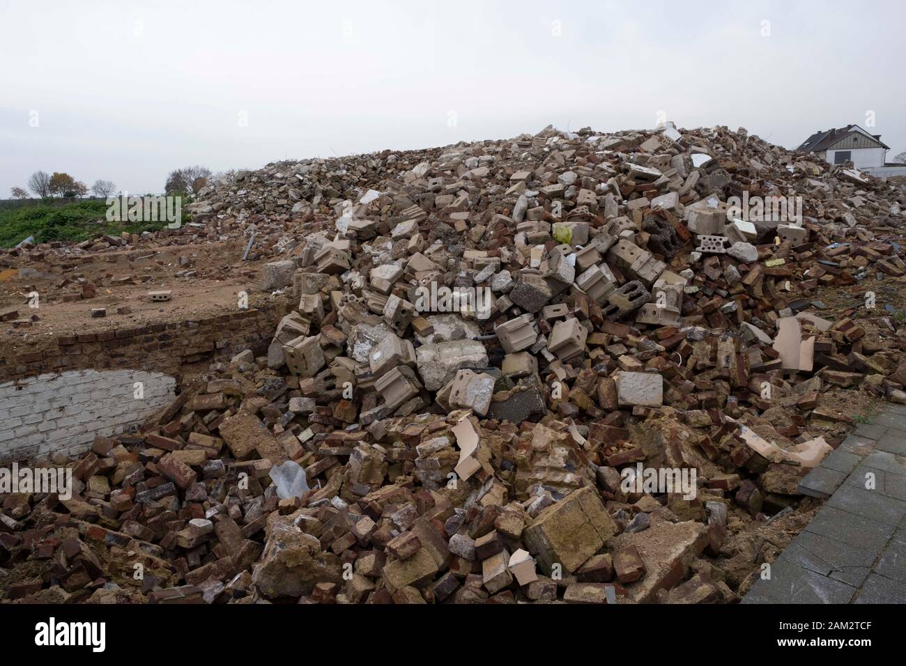 Mucchio di macerie di edifici demoliti nella città abbandonata dell'estrazione del carbone, Mannheim, Germania Foto Stock