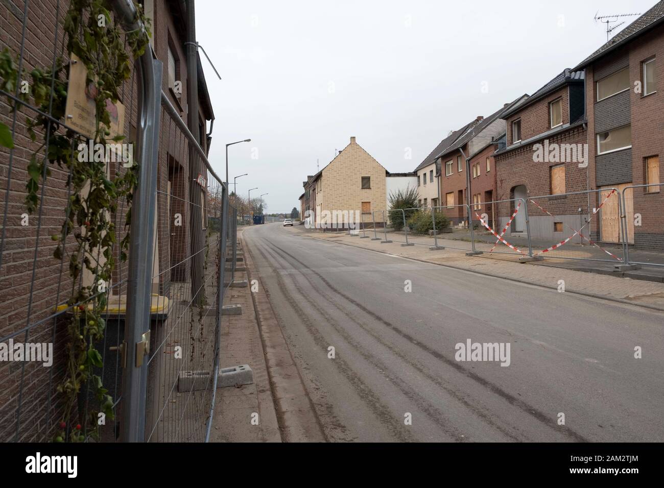 Strada di edifici saliti a bordo per la demolizione nella città abbandonata di estrazione del carbone, Mannheim, Germania Foto Stock