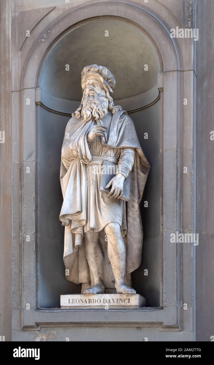 Firenze, Italia, 6 Gennaio 2020: la statua di Leonardo da Vinci situato lungo il colonnato della Galleria degli Uffizi di Firenze. Foto Stock