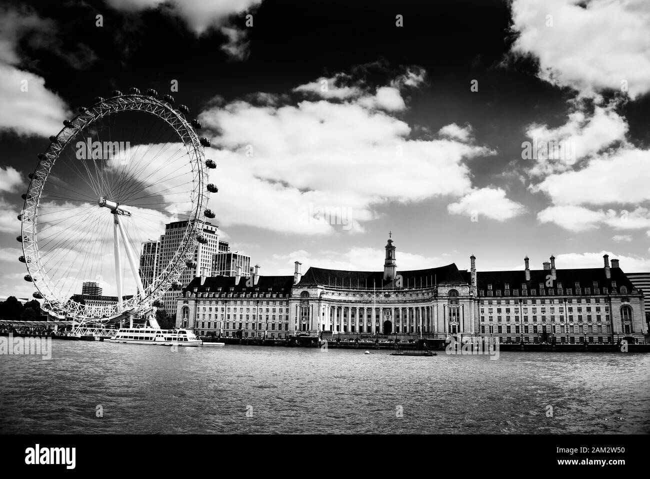 River Thames Londra Regno Unito. Immagine in bianco e nero che mostra County Hall London con London Eye il giorno estivo Foto Stock