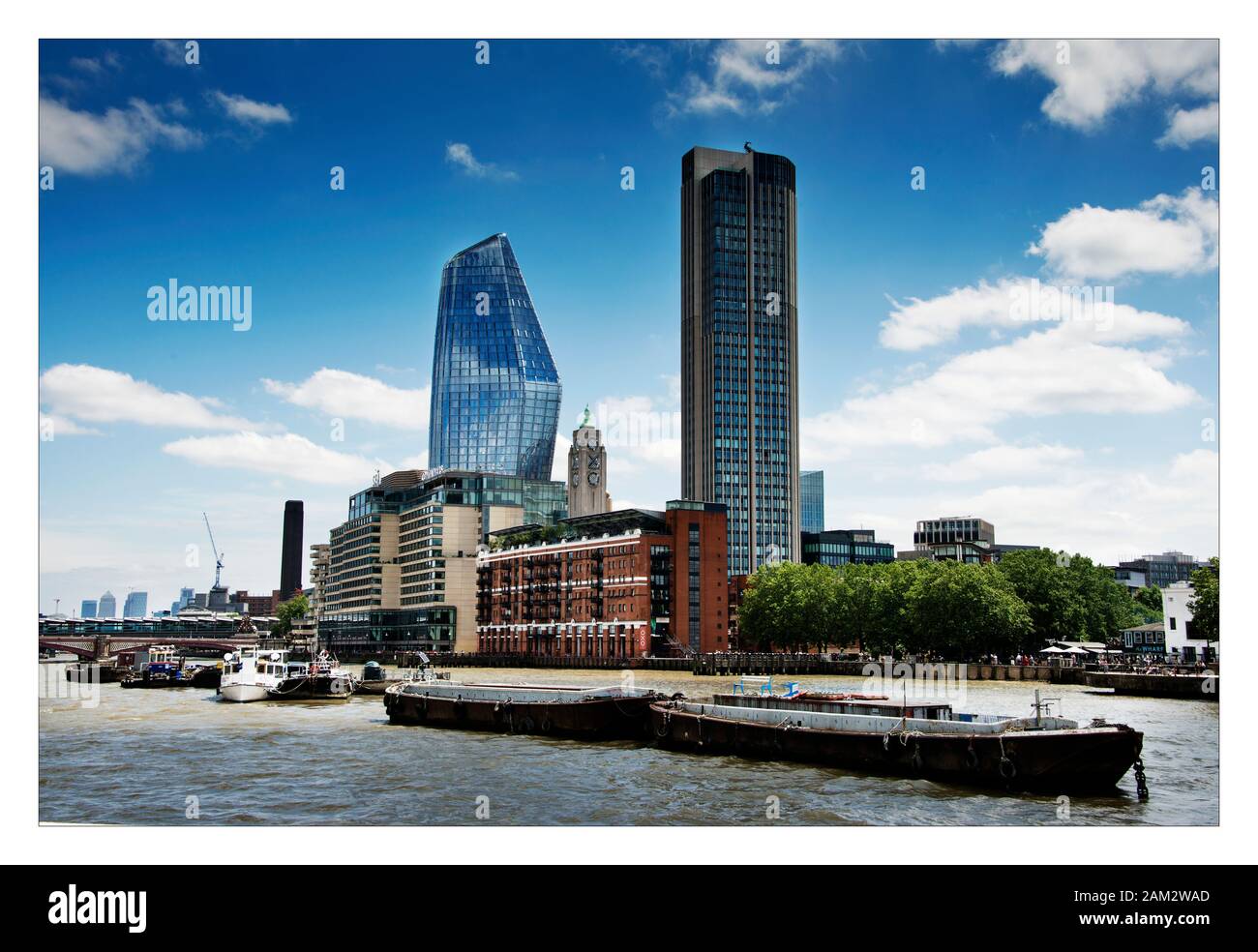 River Thames Londra Regno Unito. London Skyline con magazzini di chiatte e moderni edifici in vetro su Southbank Foto Stock