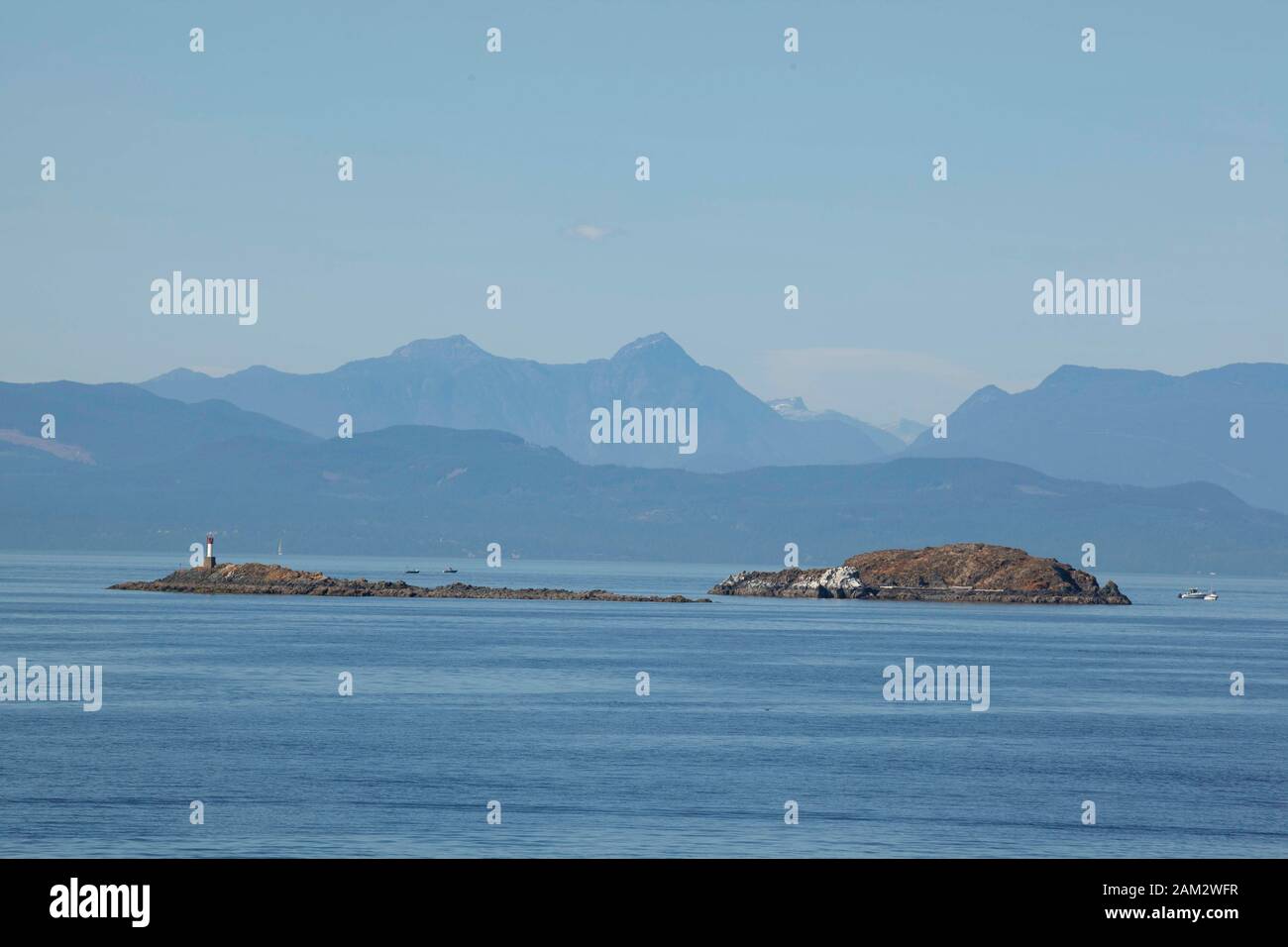 Seamark su isolotto con Monte Baker sullo sfondo, Vancouver Island, British Columbia, Canada Foto Stock