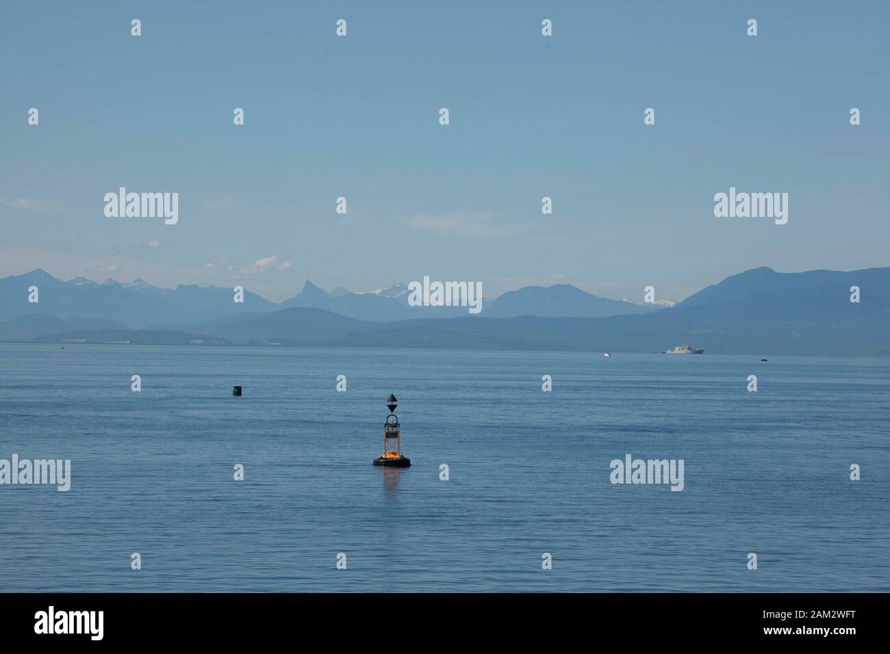 Boa in mare, catena montuosa sullo sfondo, Vancouver Island, British Columbia, Canada Foto Stock