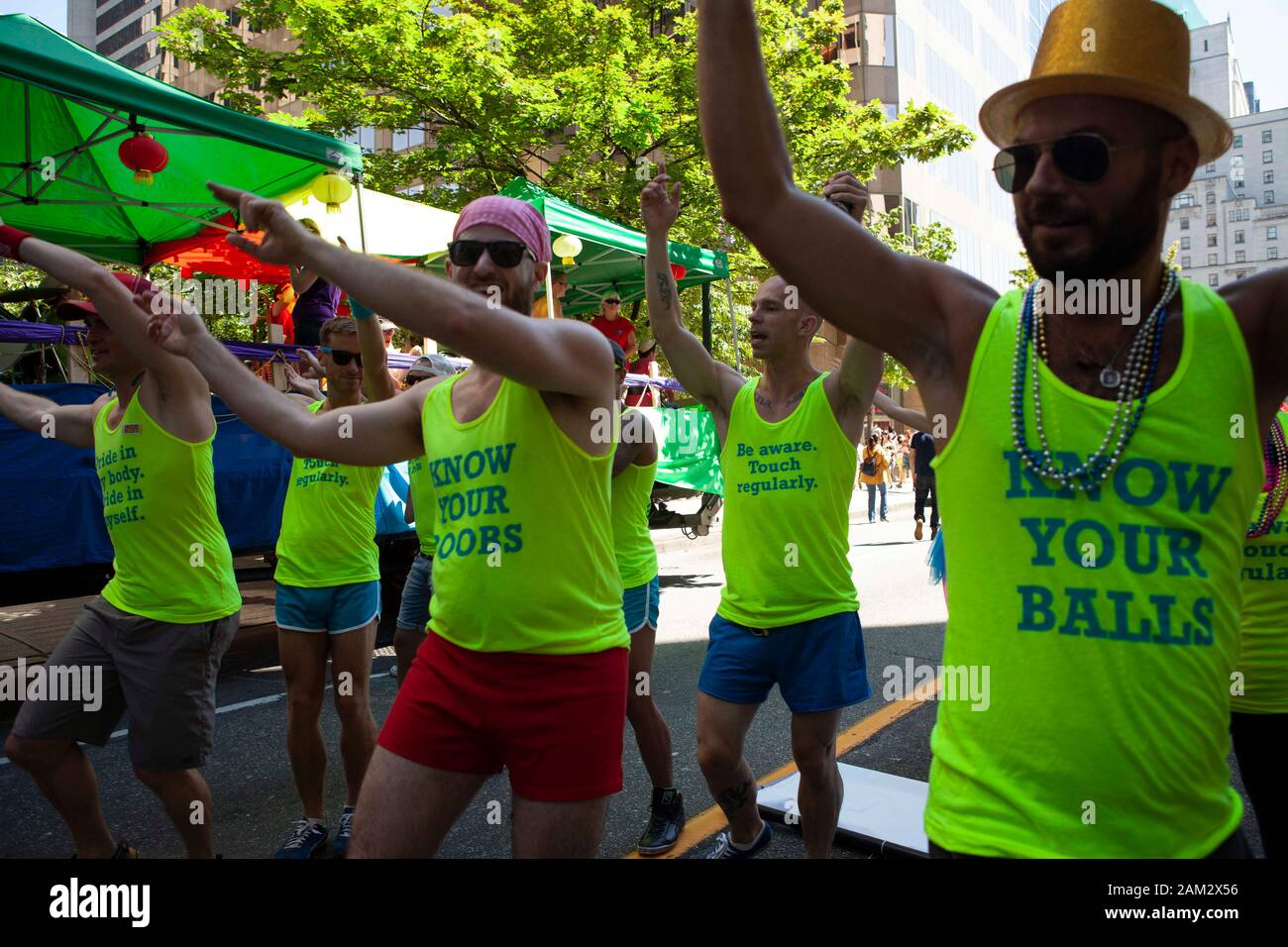 Troupe da ballo che si esibisce alla Pride Parade, Vancouver Pride Festival 2014, Vancouver, Canada Foto Stock