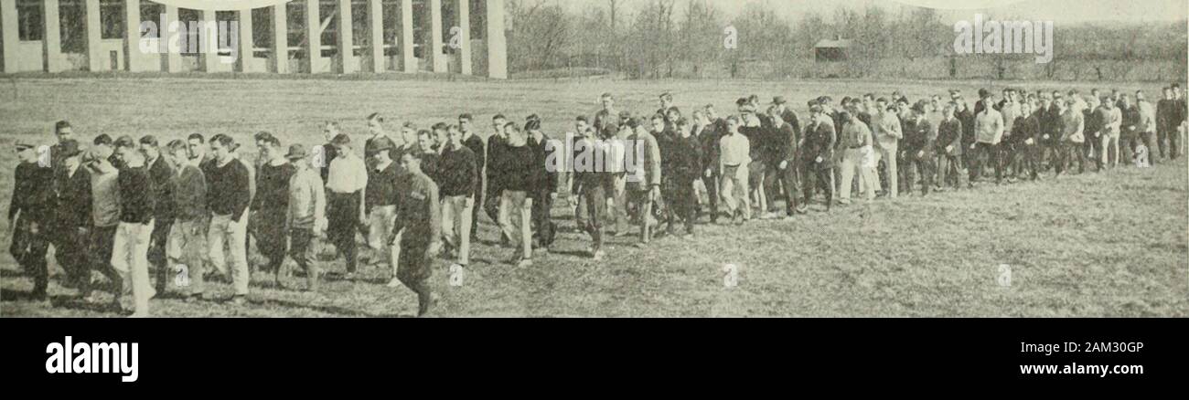 Il indipendenti . "© Underwood & Underwood Princeton lieview pittorica Princeton non ha alcun scansafatiche, o. La marching canzoni di fama del calcio sono utilizzati per mettere pep nel quotidiano awkwardsquads seminatrice sul campus ora; e alcuni uomini stanno imparando il servizio ferroviario sulla giunzione locomotore indipendente di N E W S ^P I CTO RIAL Harpers UZekfy Foto Stock