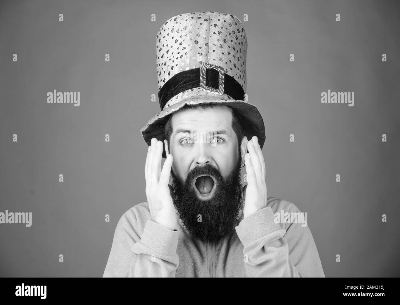 Sensazione scioccato. Uomo Barbuto mantenendo la bocca aperta mentre si celebra San Patrizio giorno. Hipster in leprechaun hat e costume. Happy saint patricks giorno. Uomo irlandese con la barba che indossa il verde. Foto Stock