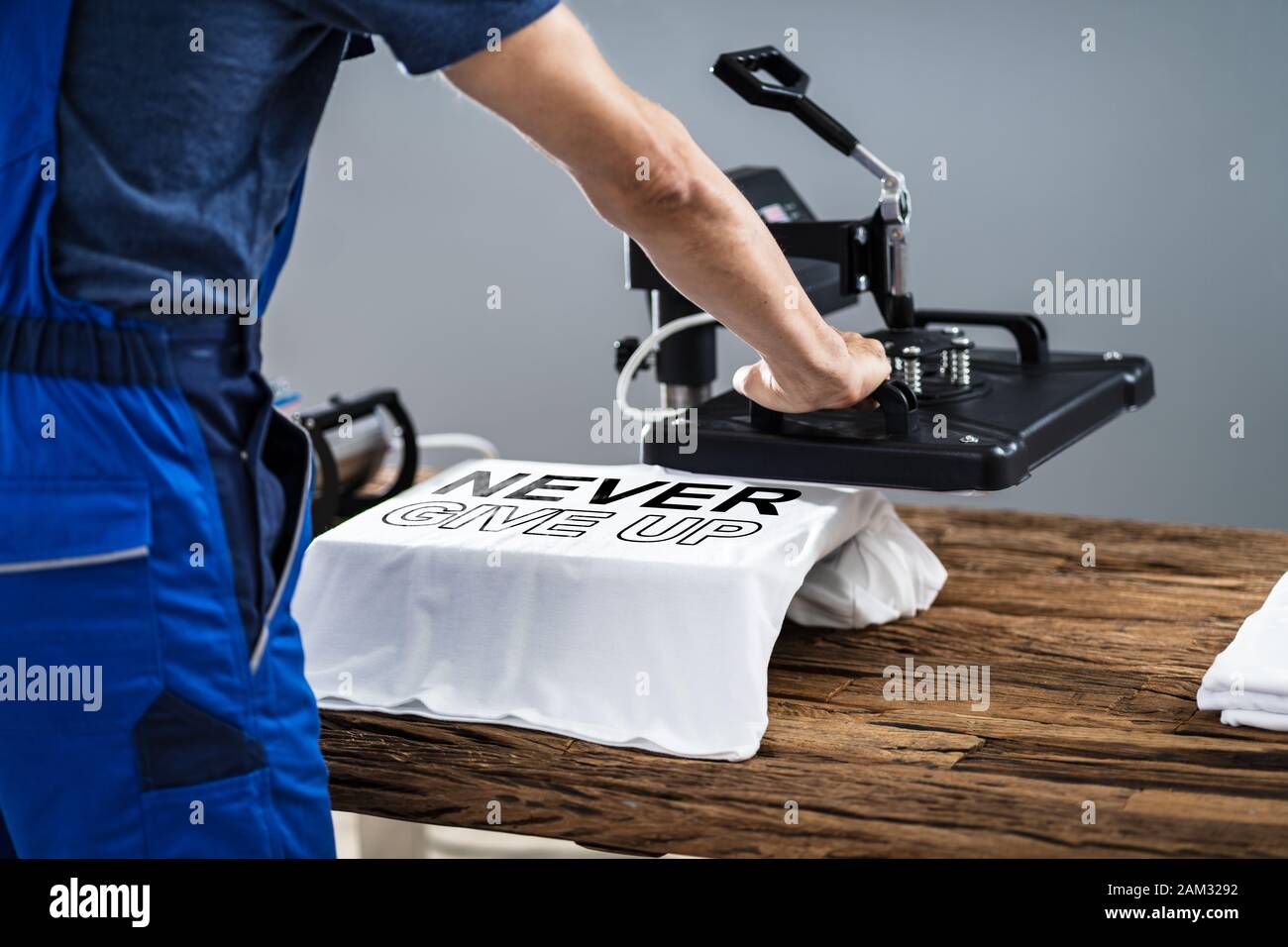 L'uomo Stampa su T Shirt in officina Foto Stock