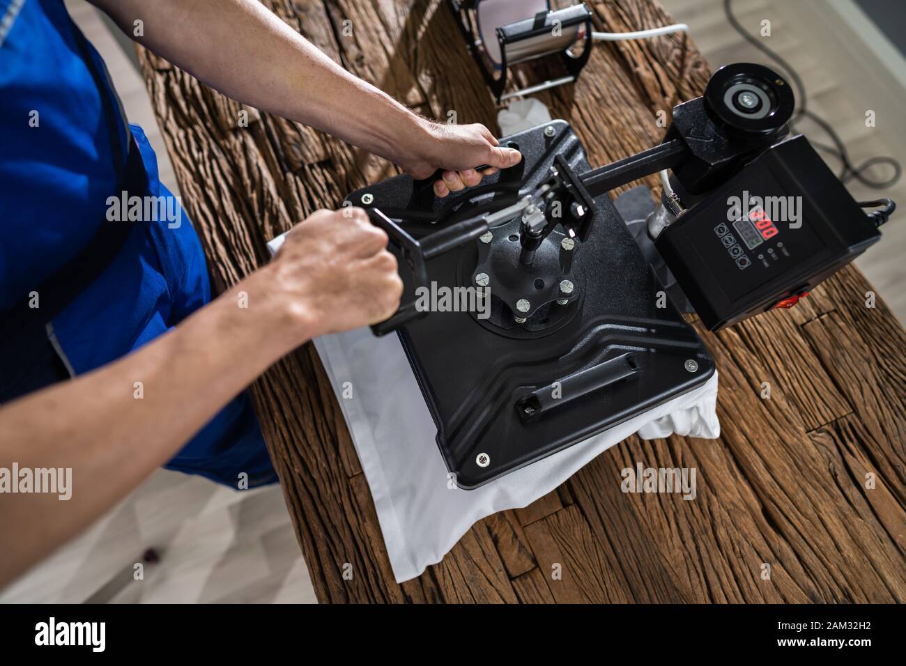 L'uomo Stampa su T Shirt in officina Foto Stock