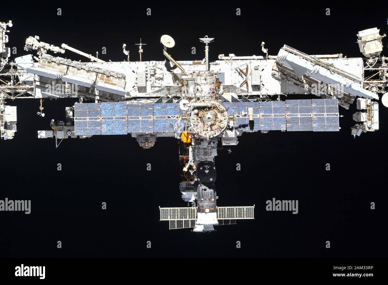La Stazione spaziale Internazionale fotografata da 56 membri dell'equipaggio della spedizione da un veicolo spaziale Soyuz dopo il disancoraggio il 4 ottobre 2018 Foto Stock