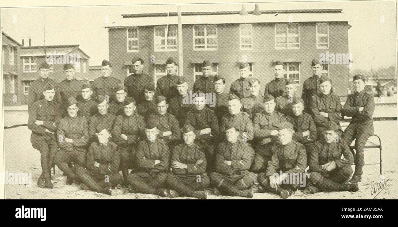 Campo 331artiglieria, esercito degli Stati Uniti, 1917-1919 . Fondo Jfew-Thdi Bergquist, McCarthy, Hindes D. P., Steuber Banta, Ward Loughlin Taylor.//,// AV-i- .1,1c, I I.,io?"-,,, Castello, (Uson.L.Sebenico, Stavig, Andorf, kamowsk, W.capezzoli.Brungart.TopRoi-Mzder, Clickner, Straka, Rickli, Olson G. A., Holmberg, Sprmgborn, Otto, McDonough,salmone, Svveney.. 2^- plotone. BAT D, 3.3 mi F. un plotone di seconda fila inferiore-Dickie, Huebbe, Dennis, Schroeder, Smith, O. P., Lins. ,,,., ,. , " Sm.nd unaVr-Van Airsdak-, Gus.afson, Fairchild, Mutters, Beerling, Moskahk, Polajczuk Crosby.terza riga-Carberry, Kamouski, Ch Foto Stock