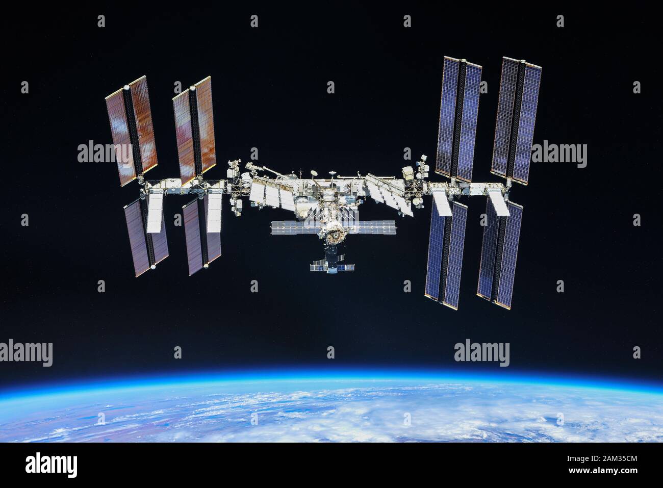 La Stazione spaziale Internazionale fotografata da 56 membri dell'equipaggio della spedizione da un veicolo spaziale Soyuz dopo il disancoraggio il 4 ottobre 2018 Foto Stock