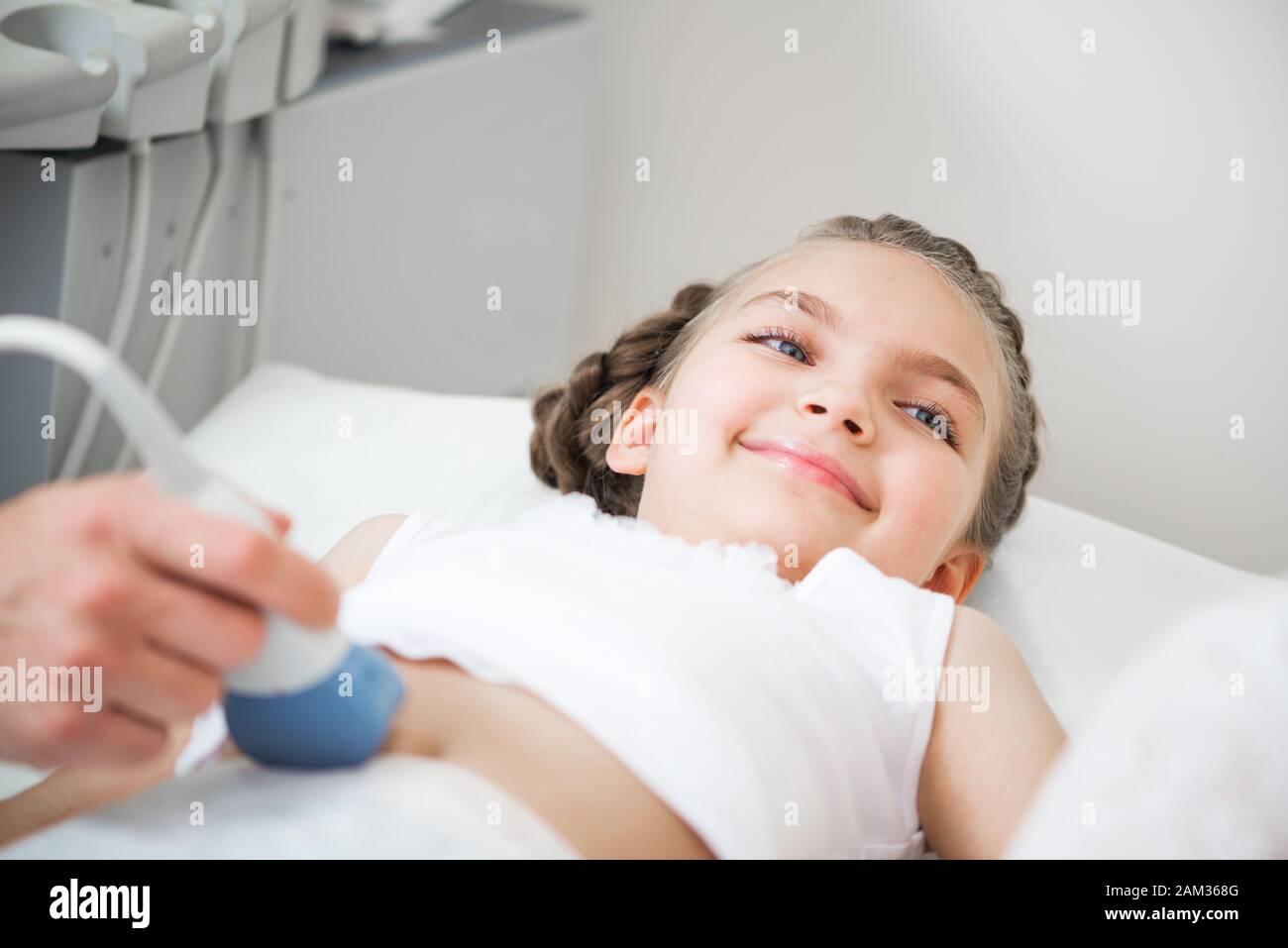 Medical Exam bambina da apparecchiature a ultrasuoni Foto Stock