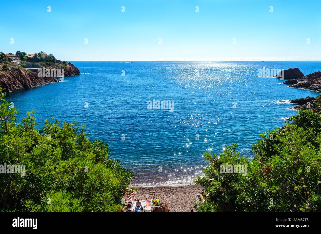 Bella vista del cote d'azur, cielo blu, mare. Plage Abel Baliff, Vicino A Saint-Raphael, Frejus, Tra Cannes E Saint-Tropez. Francia, Provenza Foto Stock